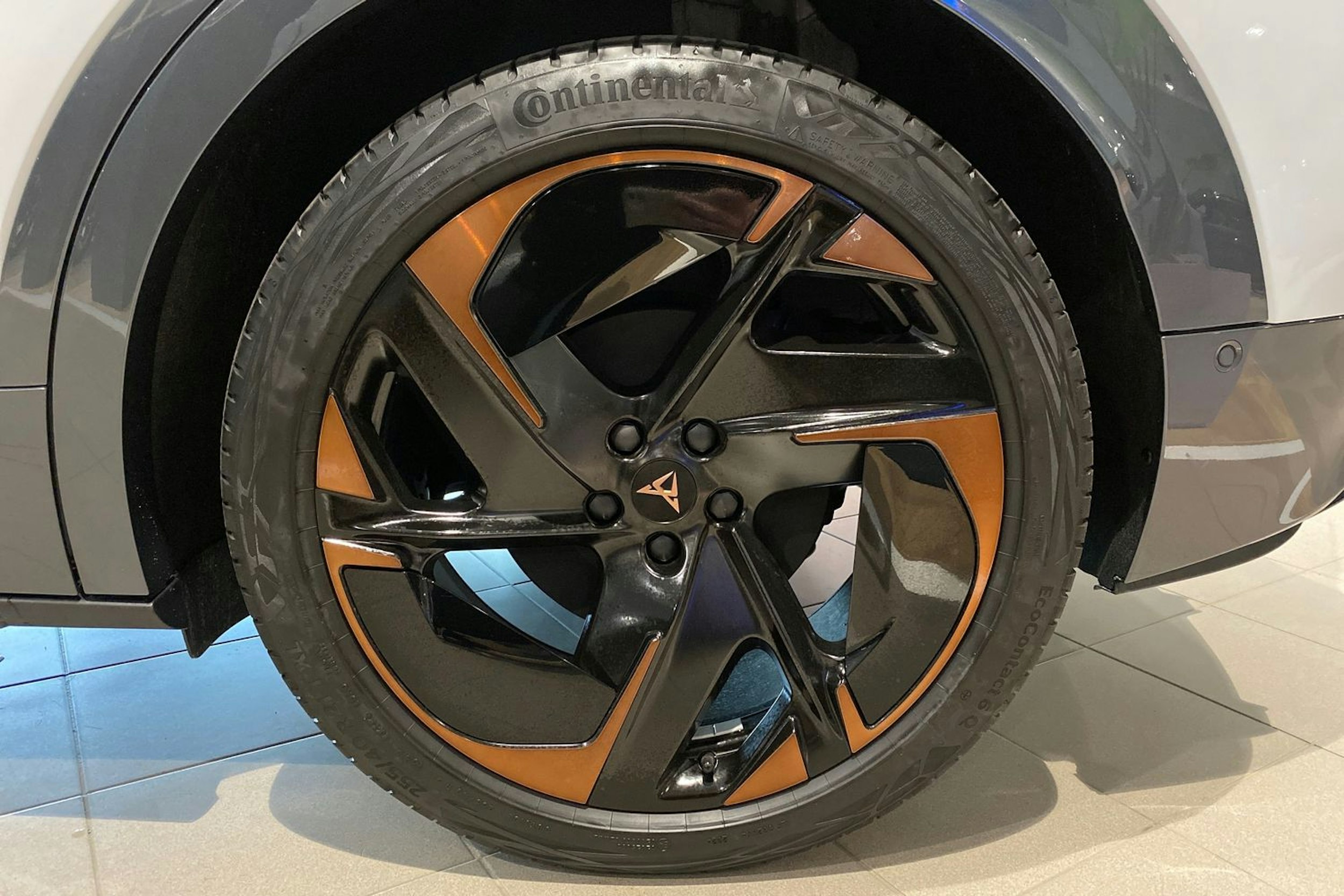 harmaa CUPRA Tavascan 2025 kuva 10.