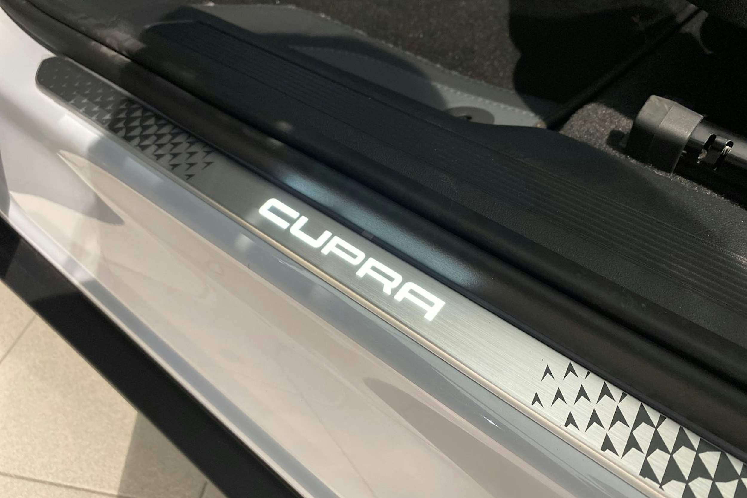 harmaa CUPRA Tavascan 2025 kuva 12.