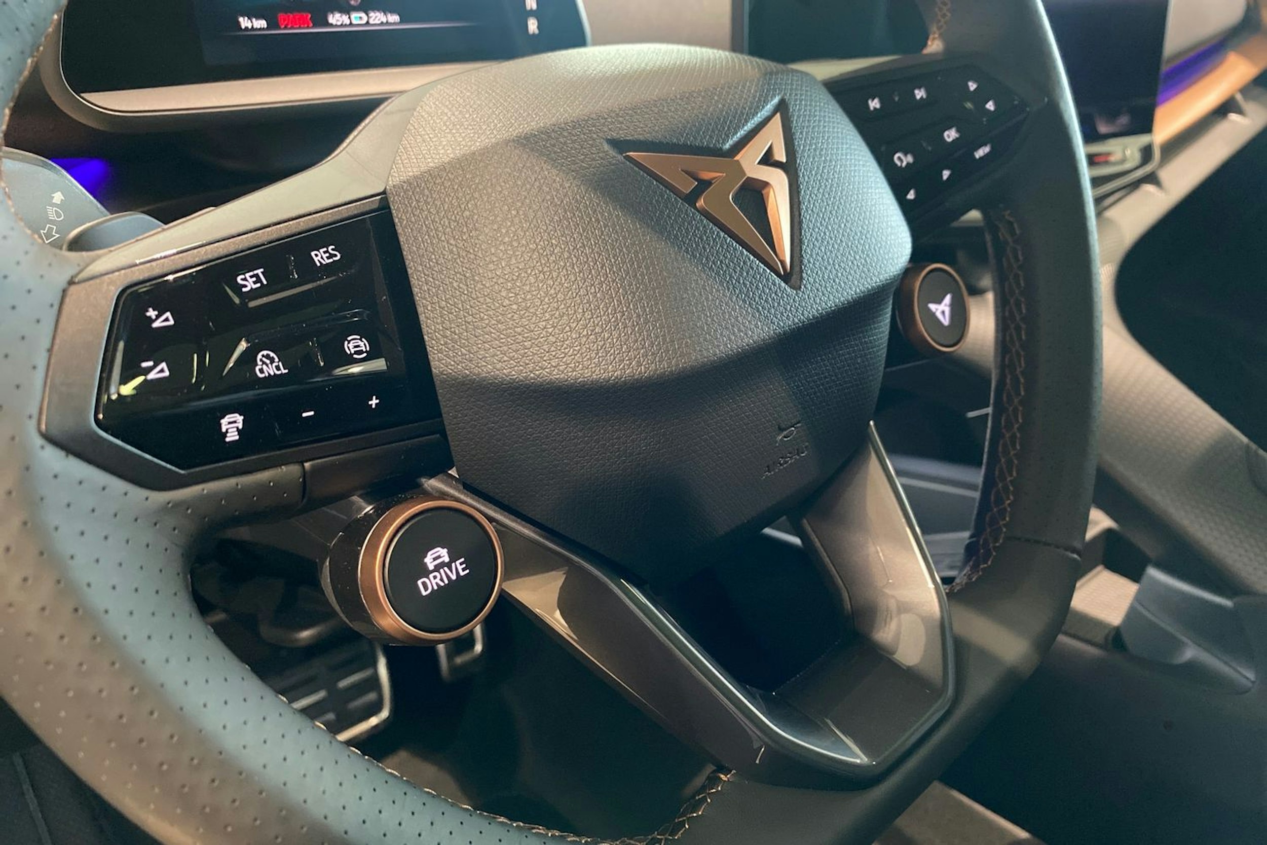 harmaa CUPRA Tavascan 2025 kuva 20.