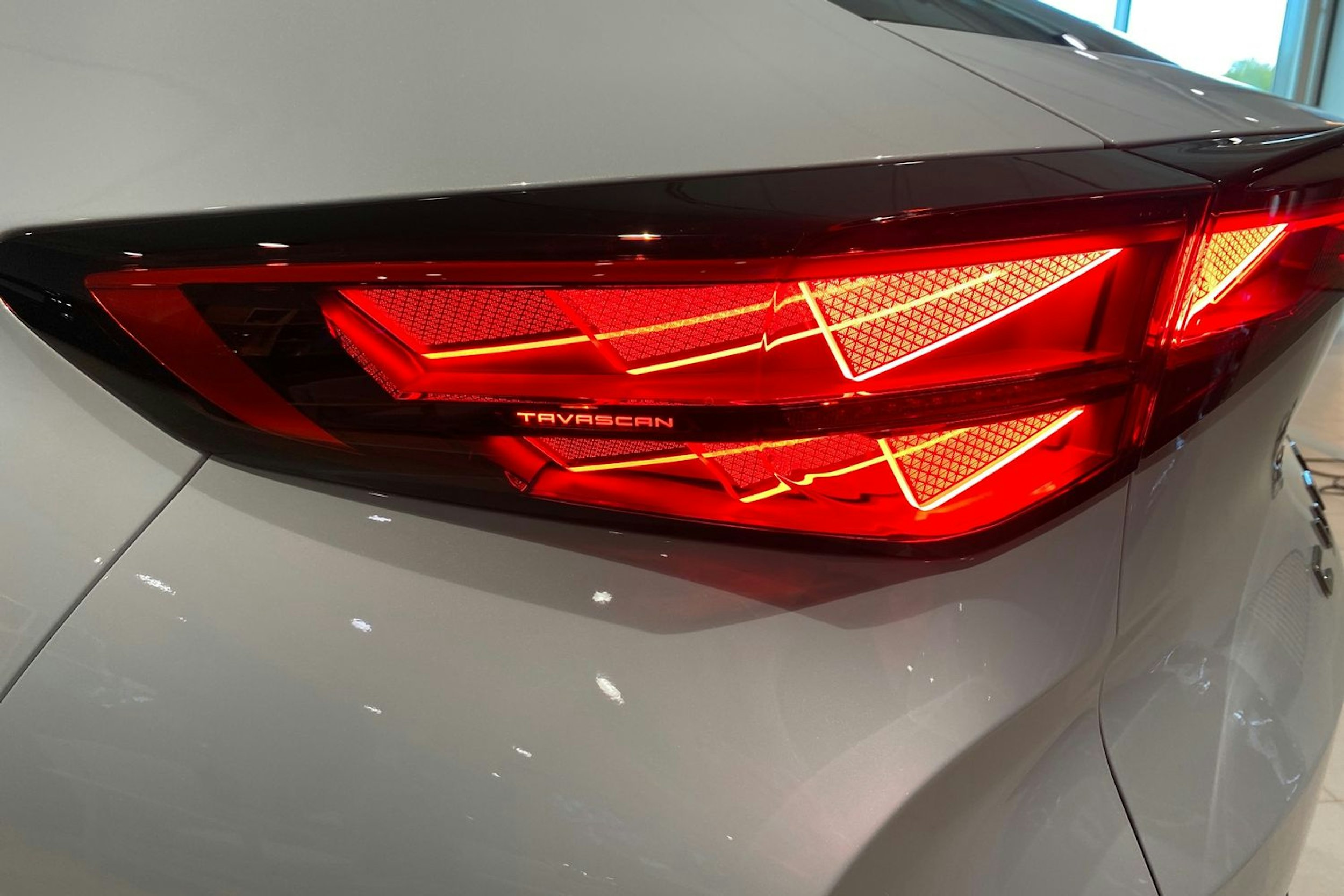 harmaa CUPRA Tavascan 2025 kuva 24.