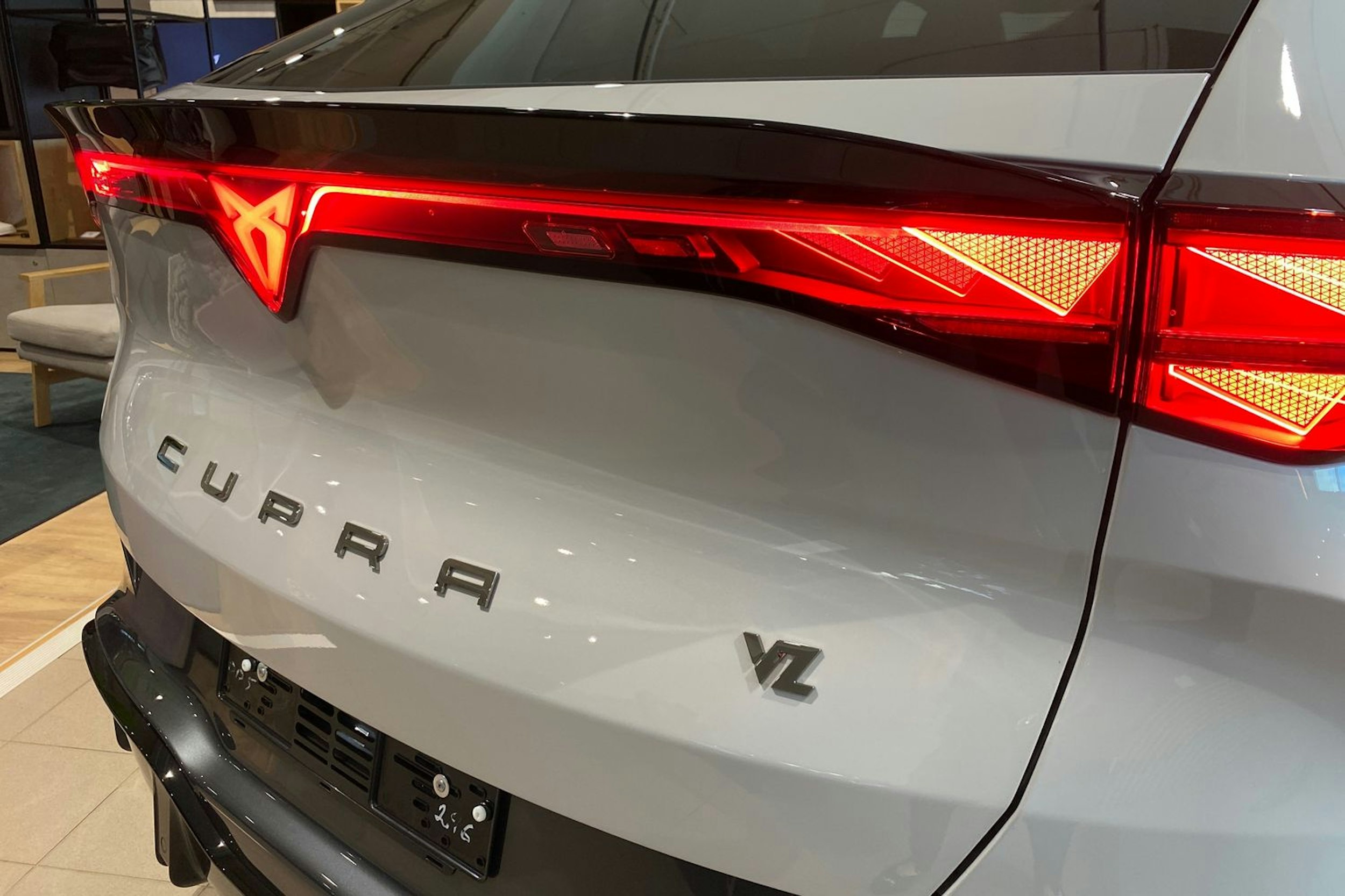 harmaa CUPRA Tavascan 2025 kuva 25.