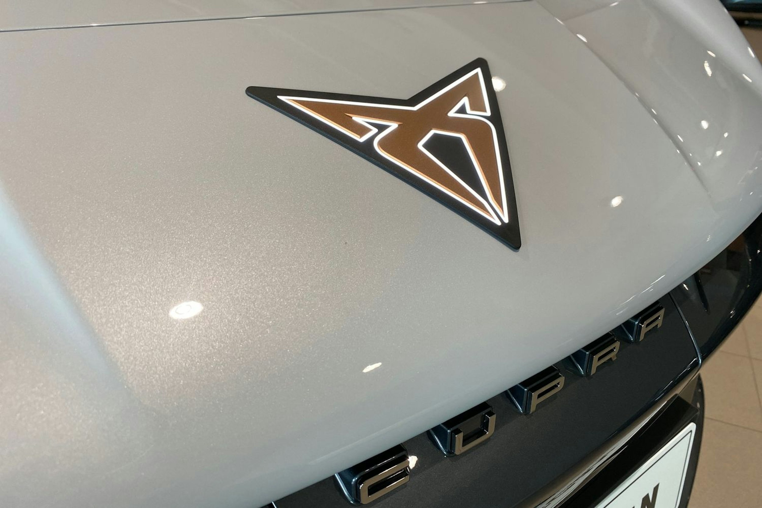 harmaa CUPRA Tavascan 2025 kuva 26.