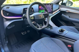 sininen CUPRA Tavascan 2025 kuva 2.