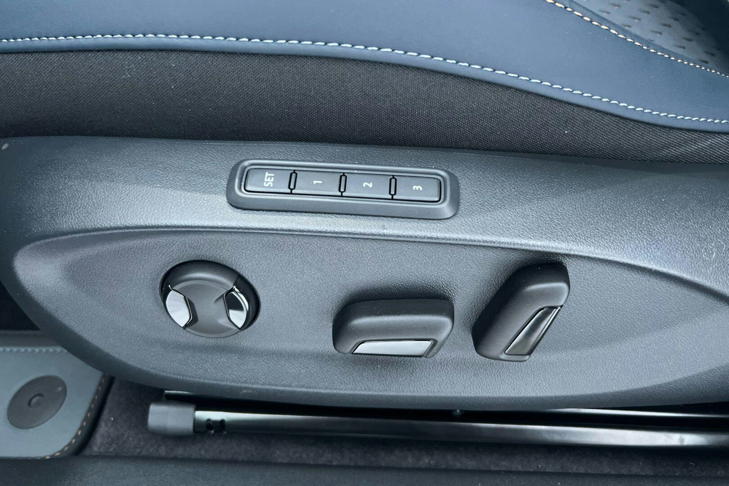 sininen CUPRA Tavascan 2025 kuva 10.