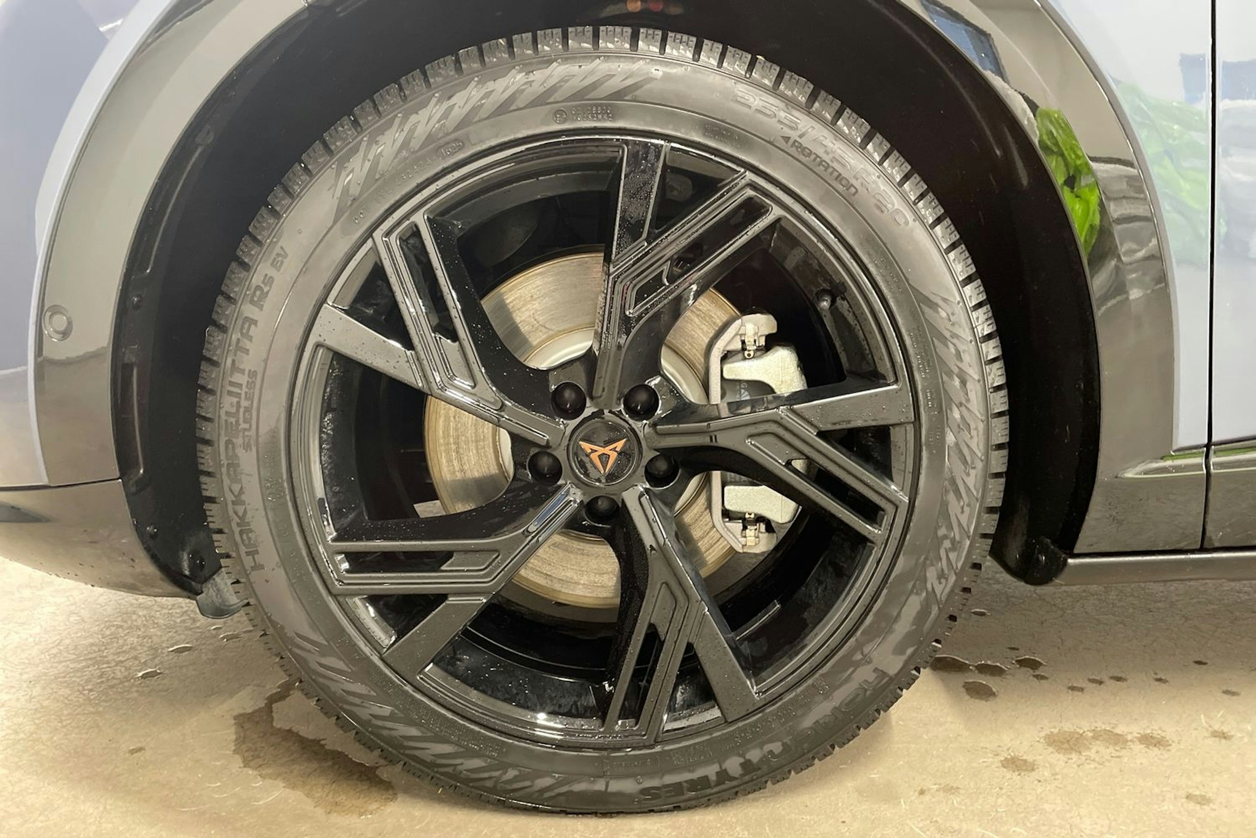 sininen CUPRA Tavascan 2025 kuva 13.