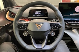 sininen CUPRA Tavascan 2025 kuva 16.