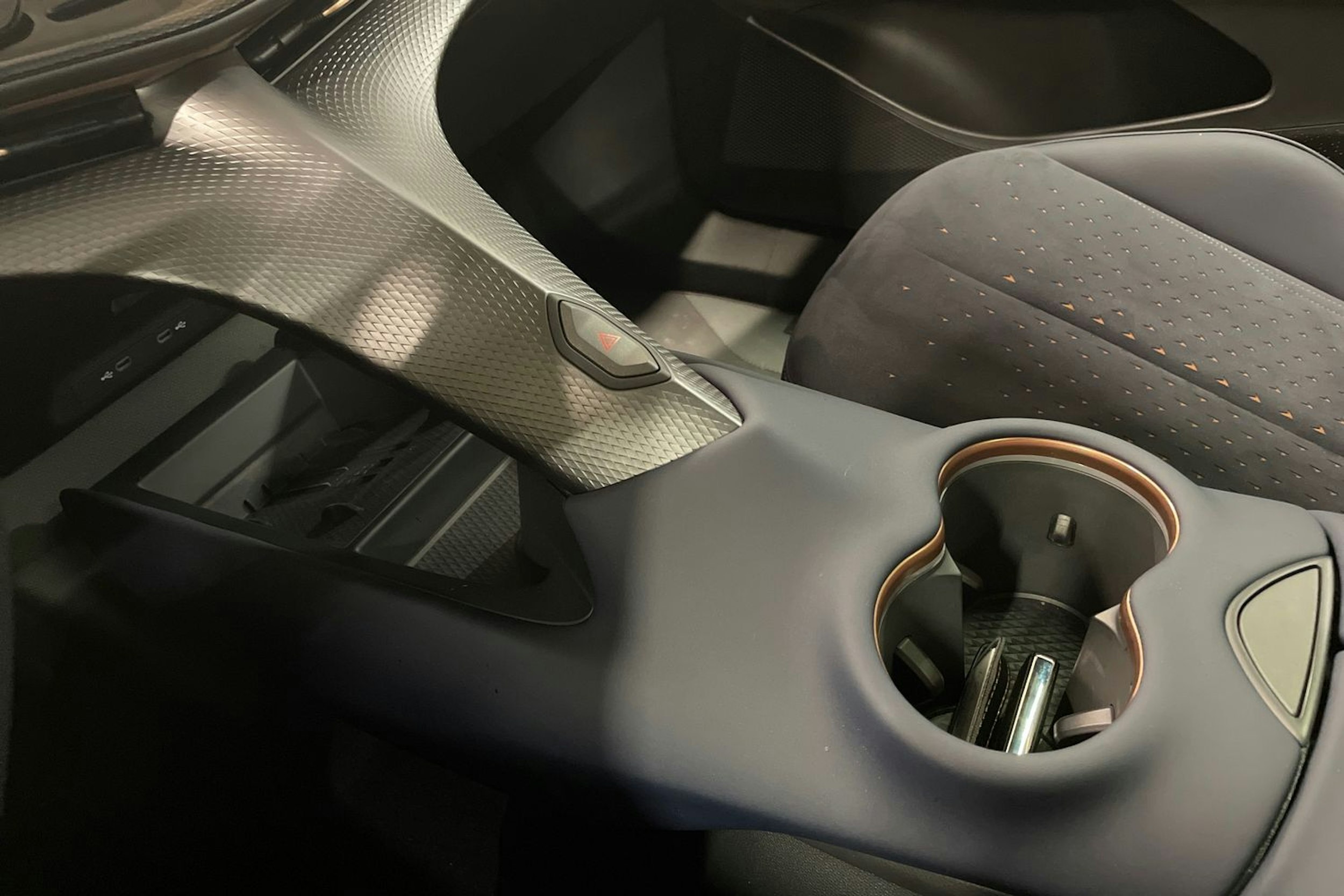 sininen CUPRA Tavascan 2025 kuva 17.