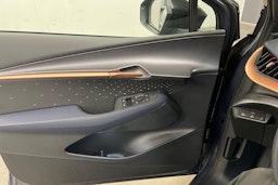 sininen CUPRA Tavascan 2025 kuva 18.