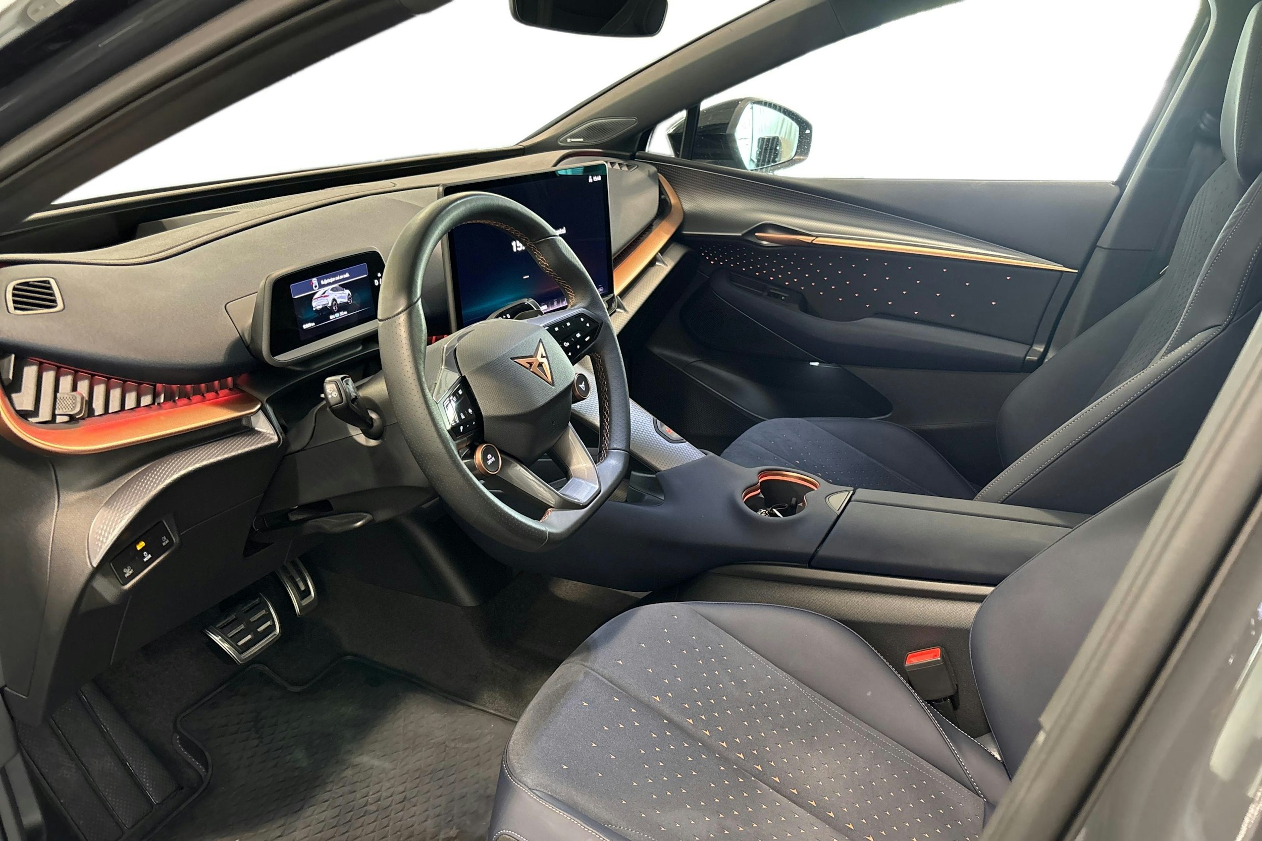 harmaa CUPRA Tavascan 2025 kuva 7.