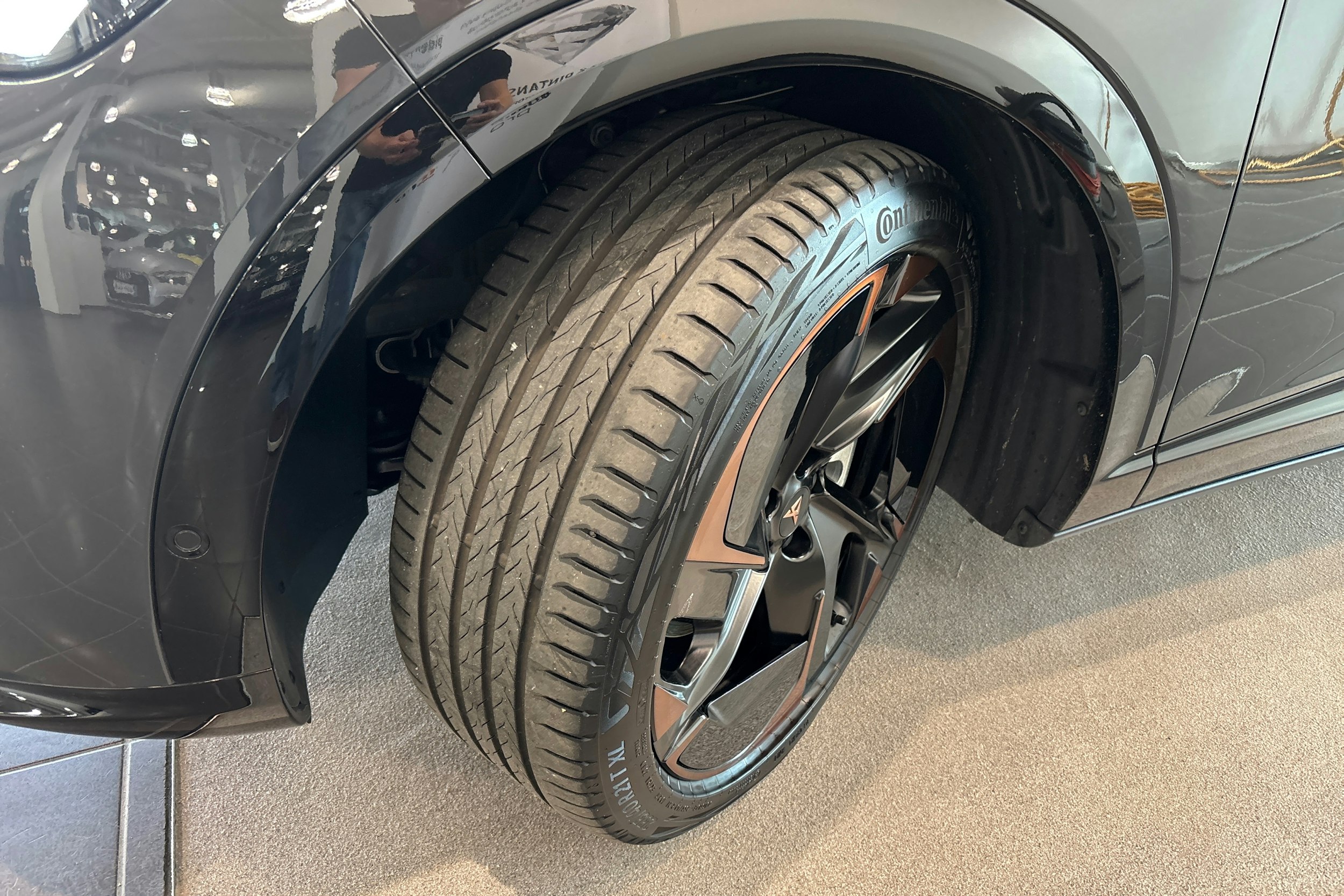 harmaa CUPRA Tavascan 2025 kuva 13.