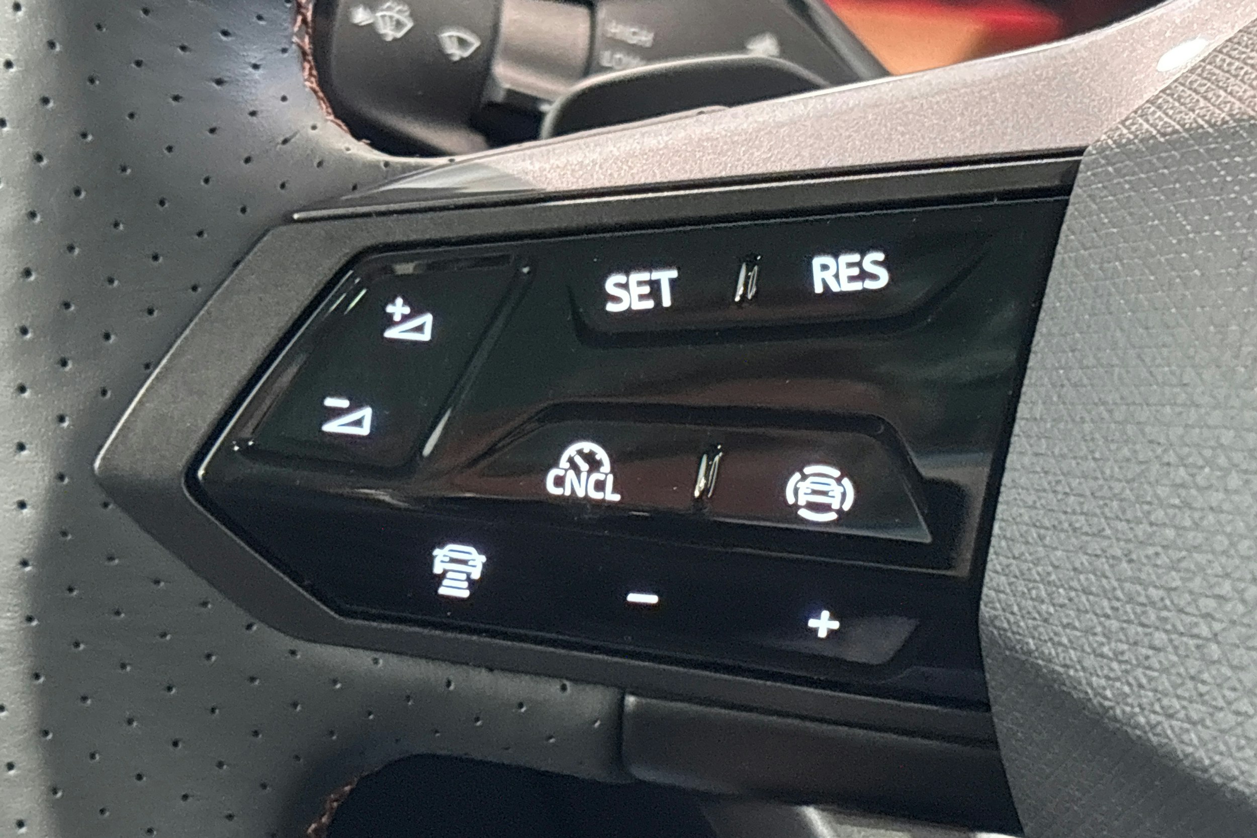 harmaa CUPRA Tavascan 2025 kuva 16.