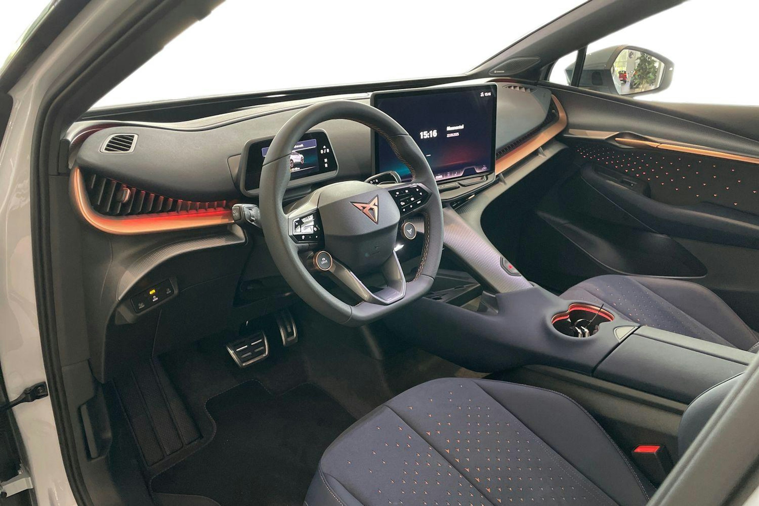 harmaa CUPRA Tavascan 2025 kuva 6.