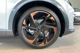 harmaa CUPRA Tavascan 2025 kuva 9.