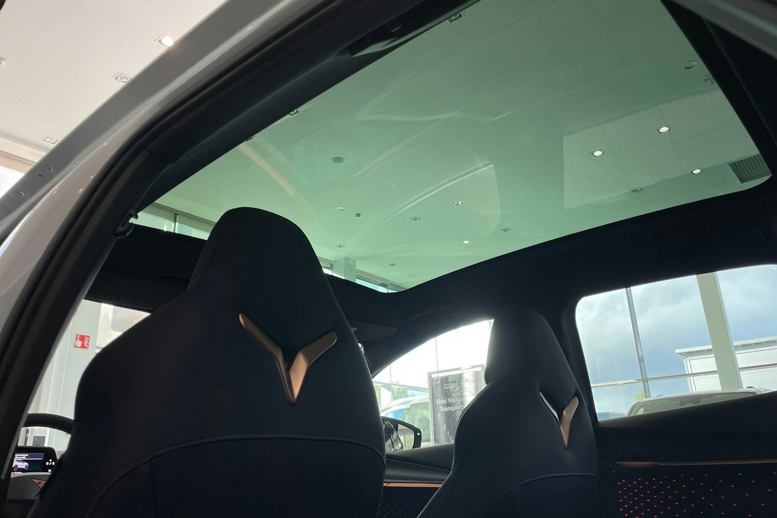 harmaa CUPRA Tavascan 2025 kuva 10.
