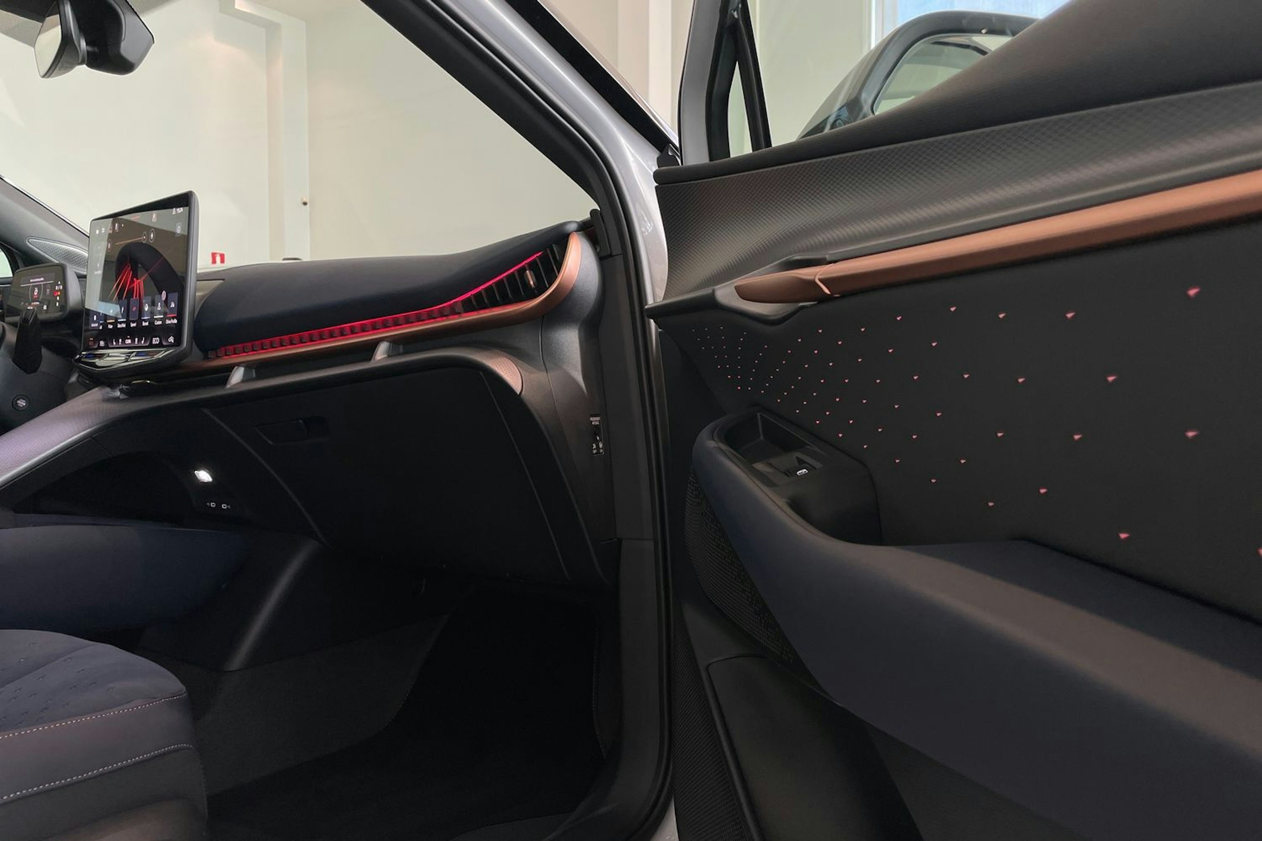 harmaa CUPRA Tavascan 2025 kuva 11.