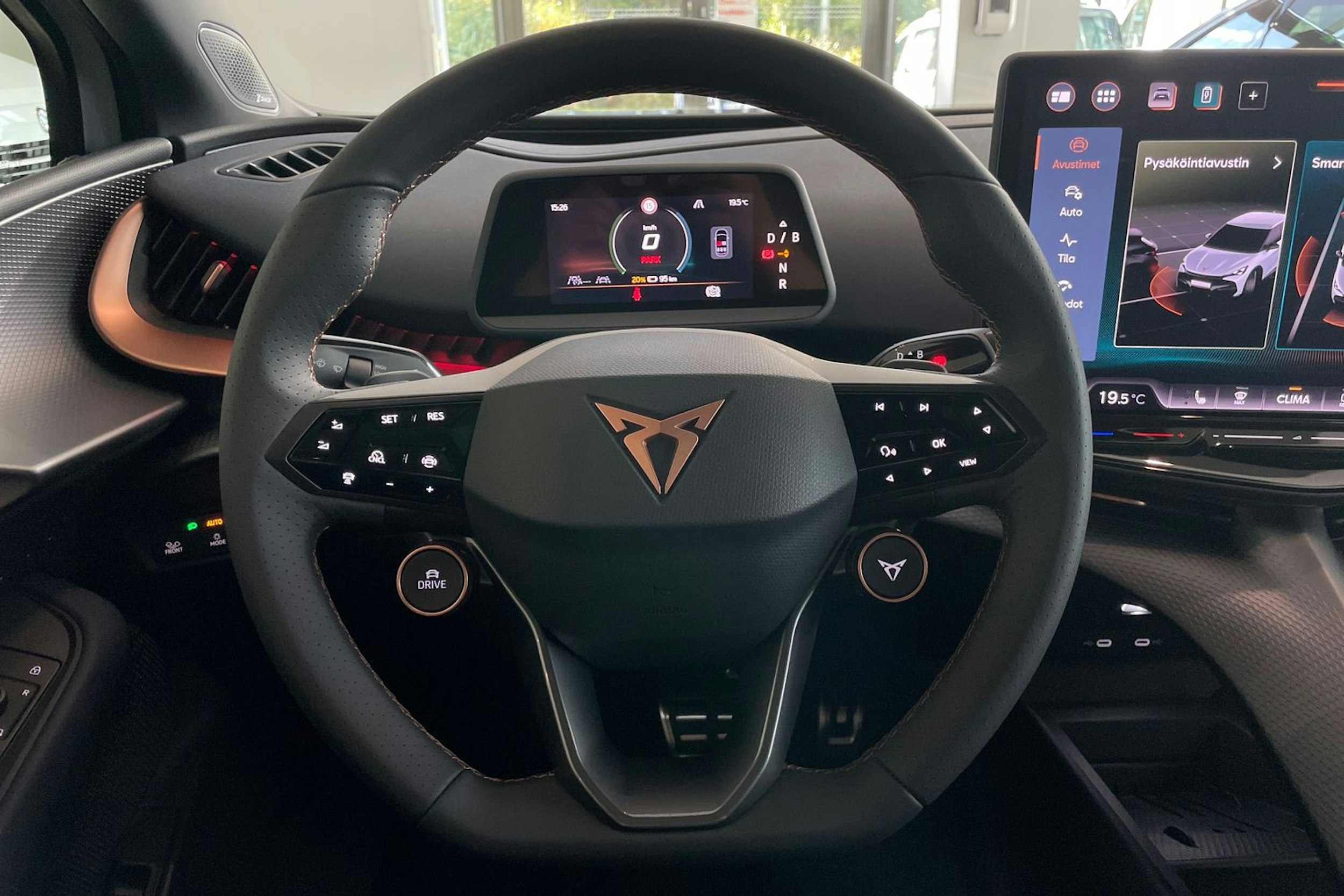 harmaa CUPRA Tavascan 2025 kuva 12.