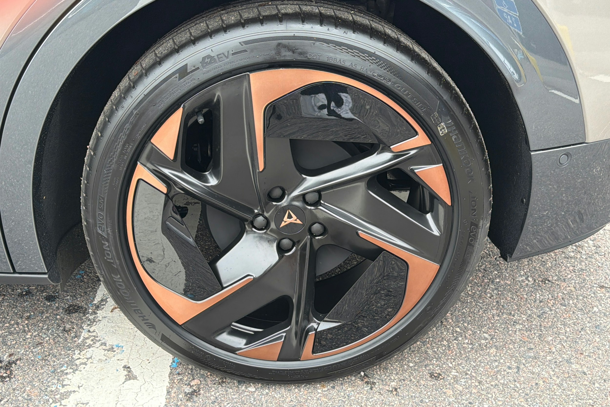 ruskea (beige) CUPRA Tavascan 2025 kuva 10.