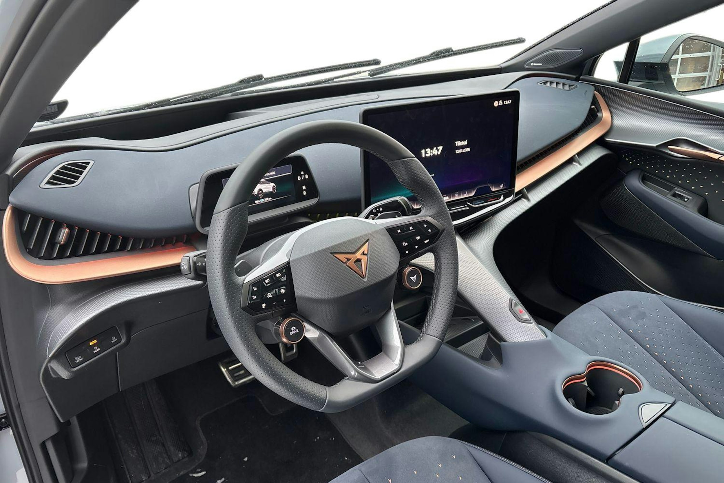 harmaa CUPRA Tavascan 2025 kuva 6.