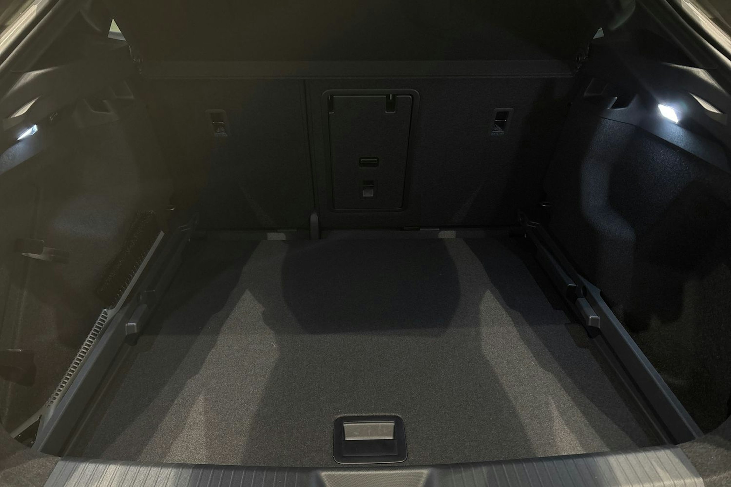 harmaa CUPRA Tavascan 2025 kuva 11.