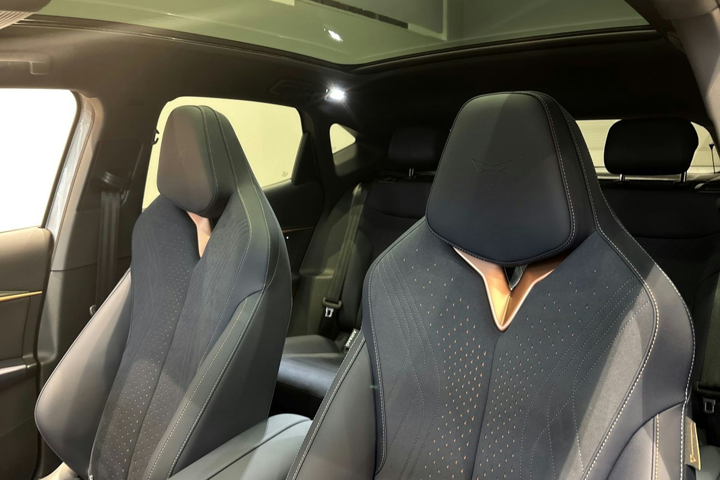 harmaa CUPRA Tavascan 2025 kuva 12.