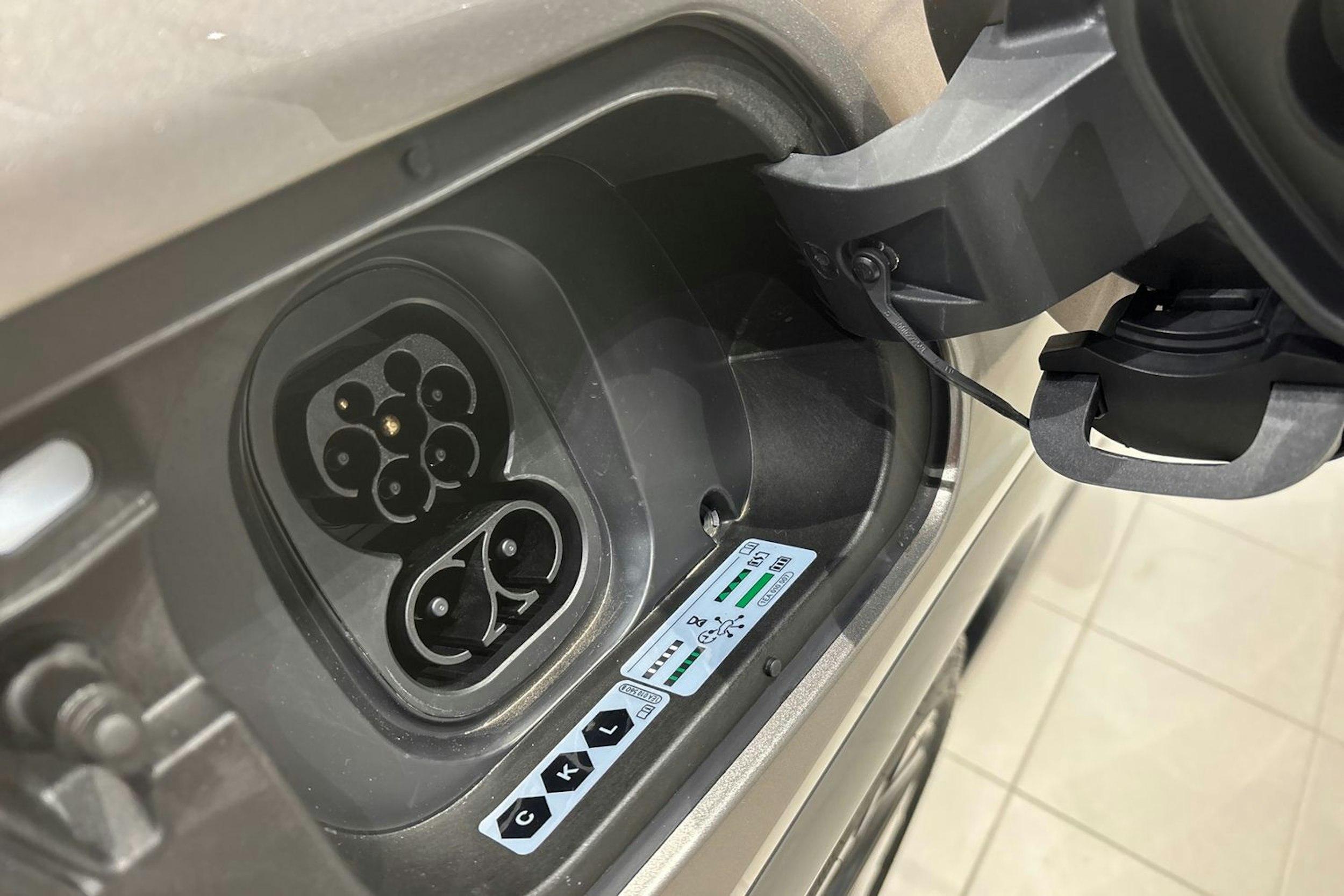 harmaa CUPRA Tavascan 2025 kuva 13.