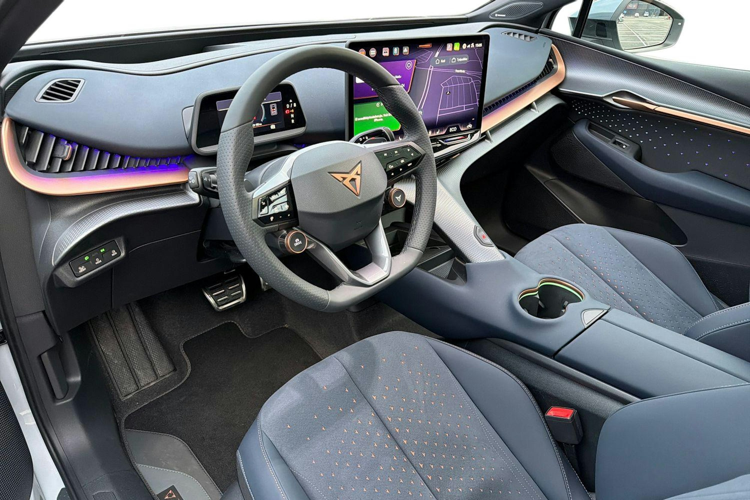 harmaa CUPRA Tavascan 2025 kuva 6.