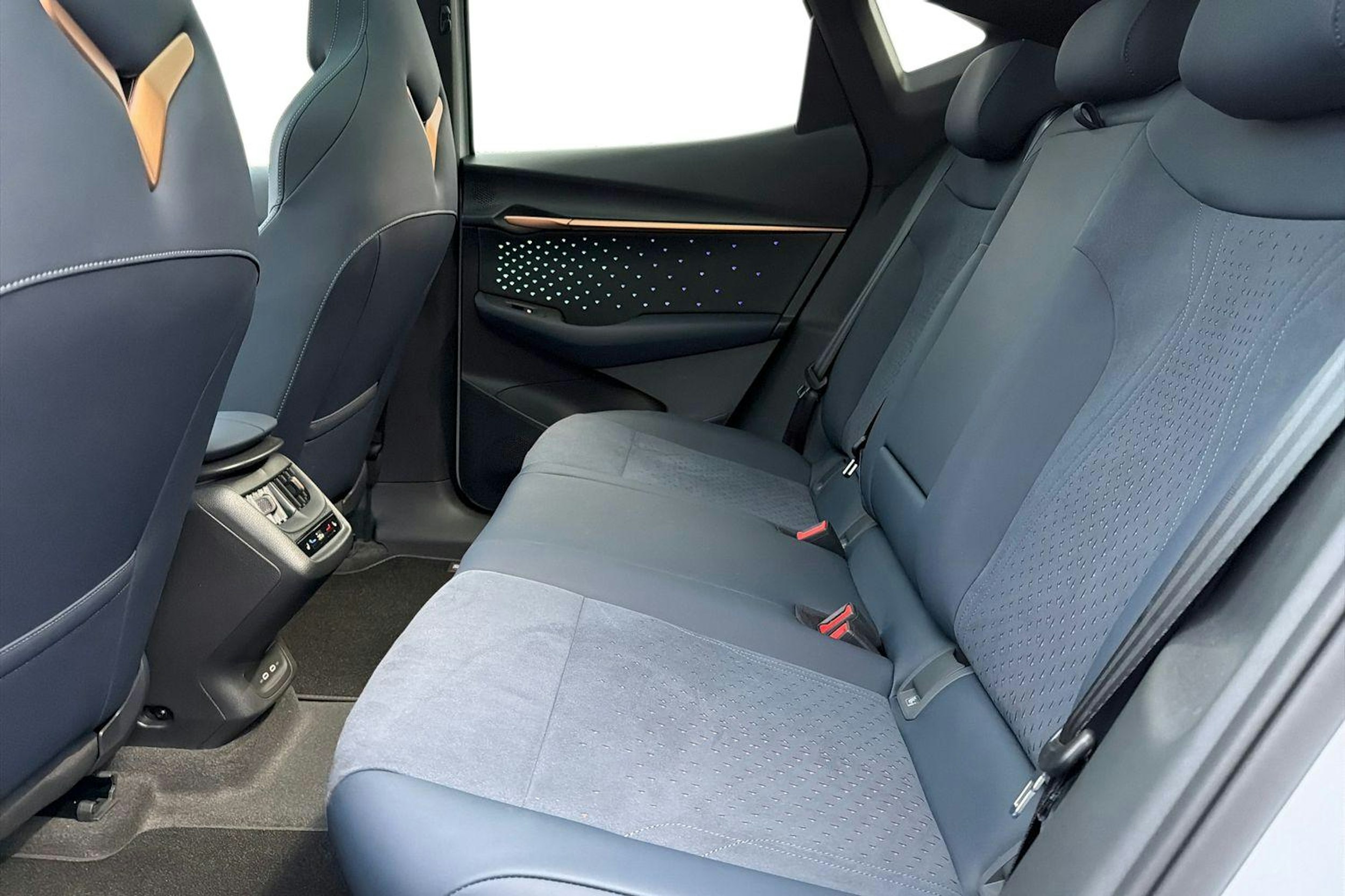 harmaa CUPRA Tavascan 2025 kuva 8.