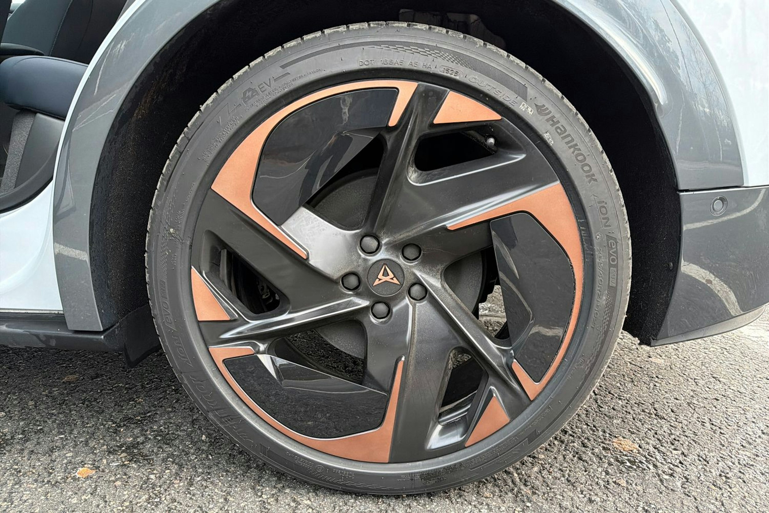 harmaa CUPRA Tavascan 2025 kuva 10.