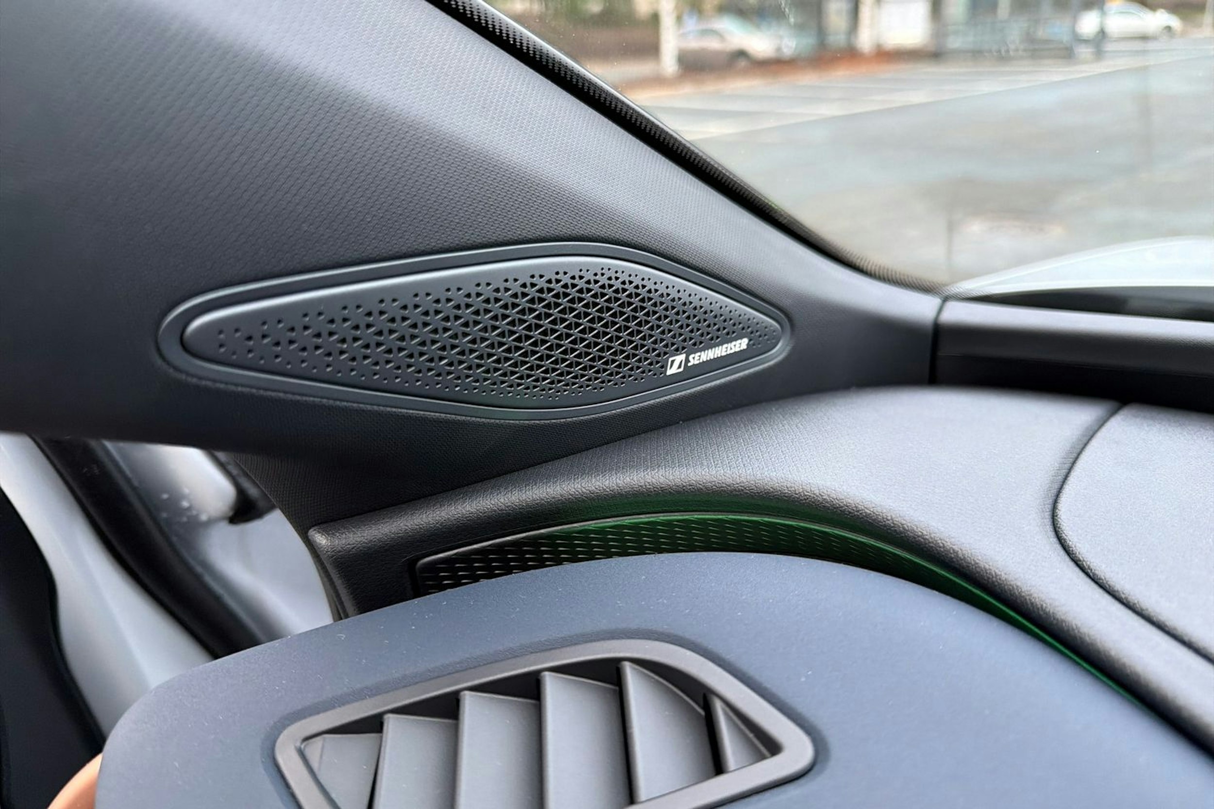 harmaa CUPRA Tavascan 2025 kuva 11.