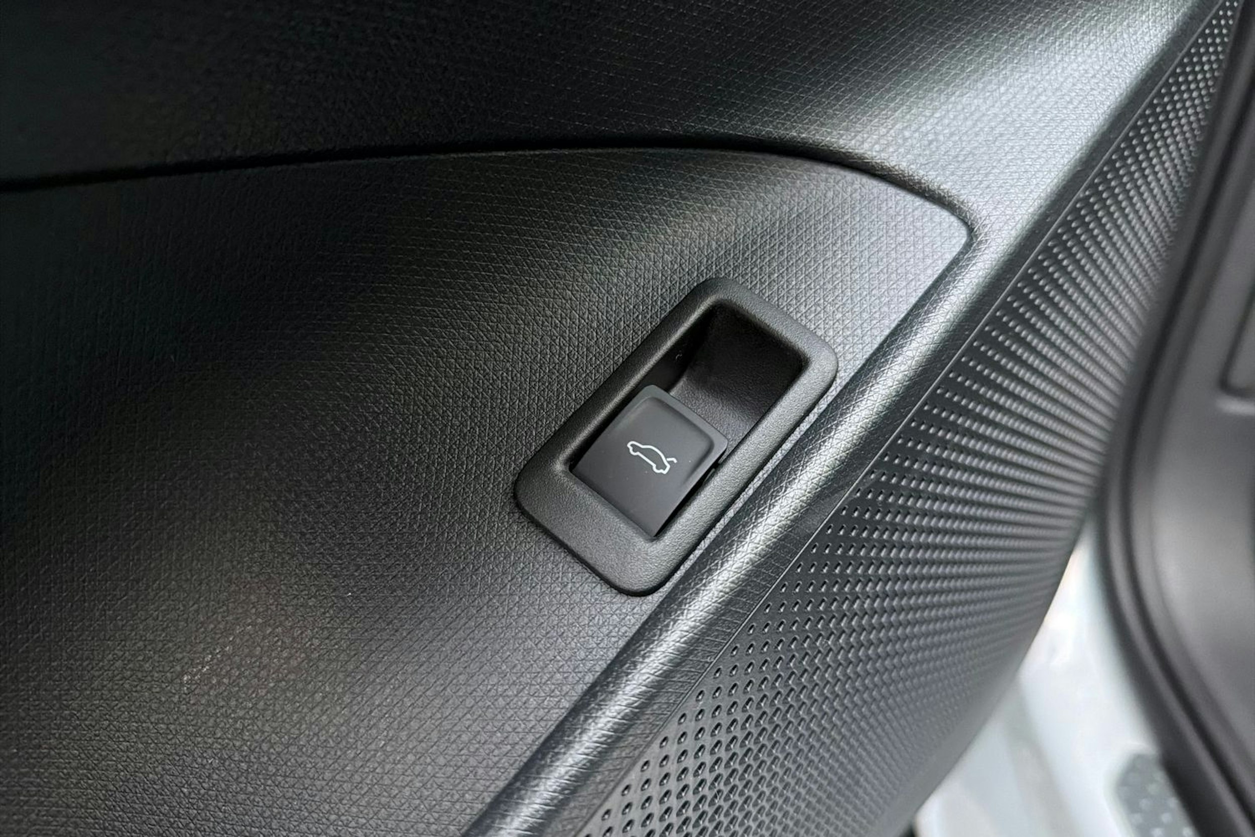 harmaa CUPRA Tavascan 2025 kuva 12.