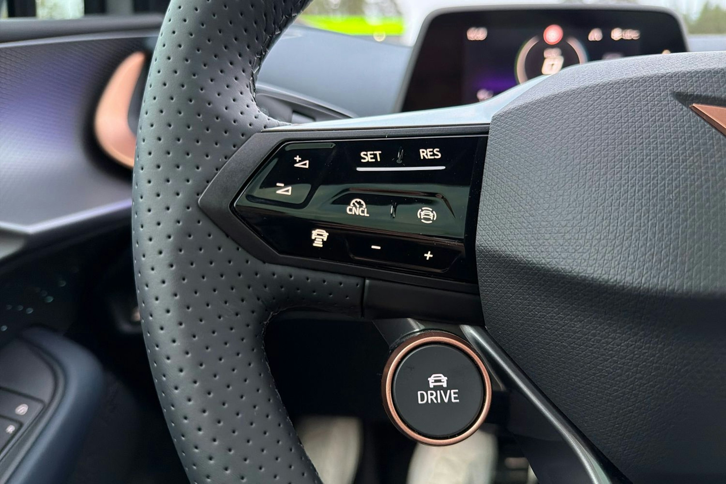 harmaa CUPRA Tavascan 2025 kuva 14.