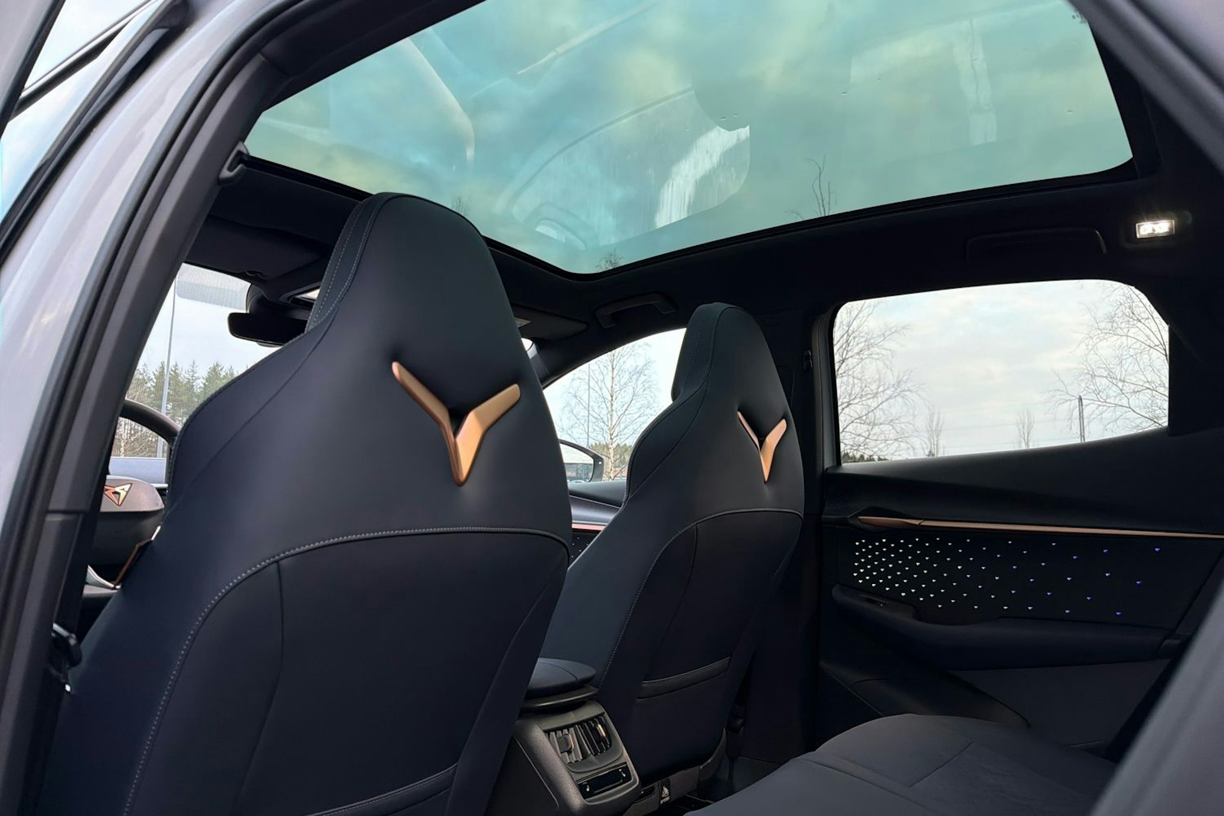 harmaa CUPRA Tavascan 2025 kuva 22.