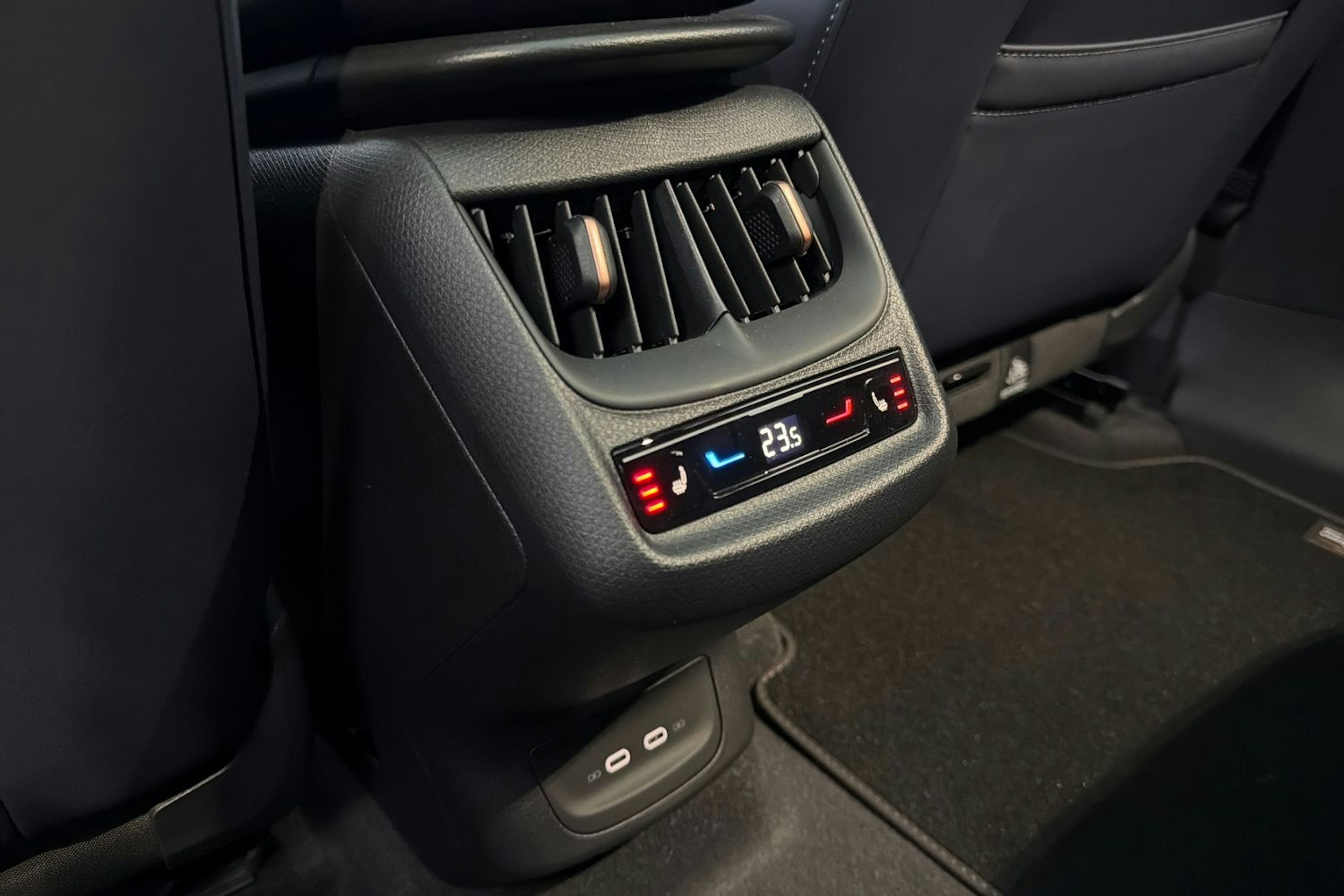 harmaa CUPRA Tavascan 2025 kuva 23.