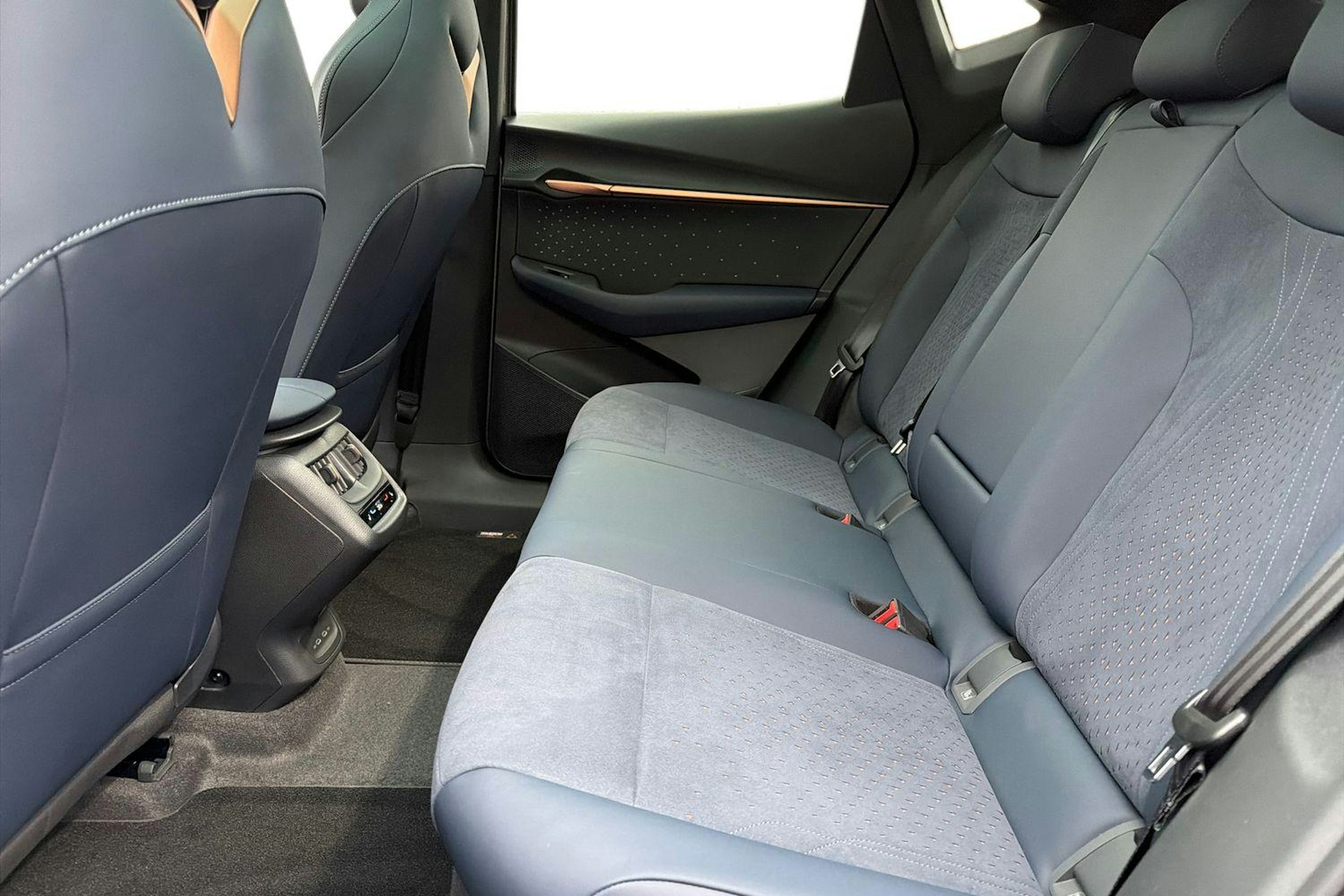 ruskea (beige) CUPRA Tavascan 2025 kuva 8.