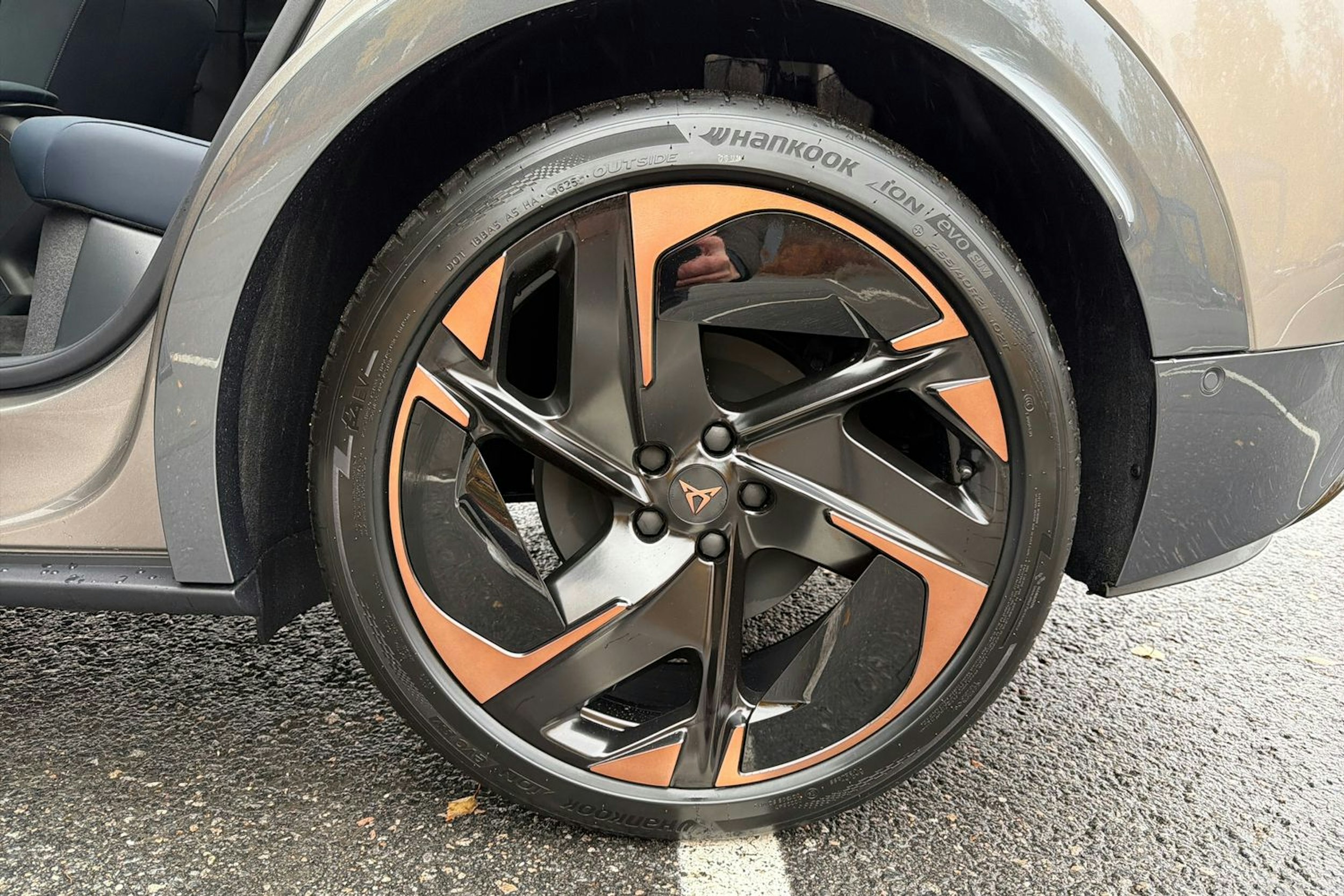 ruskea (beige) CUPRA Tavascan 2025 kuva 10.