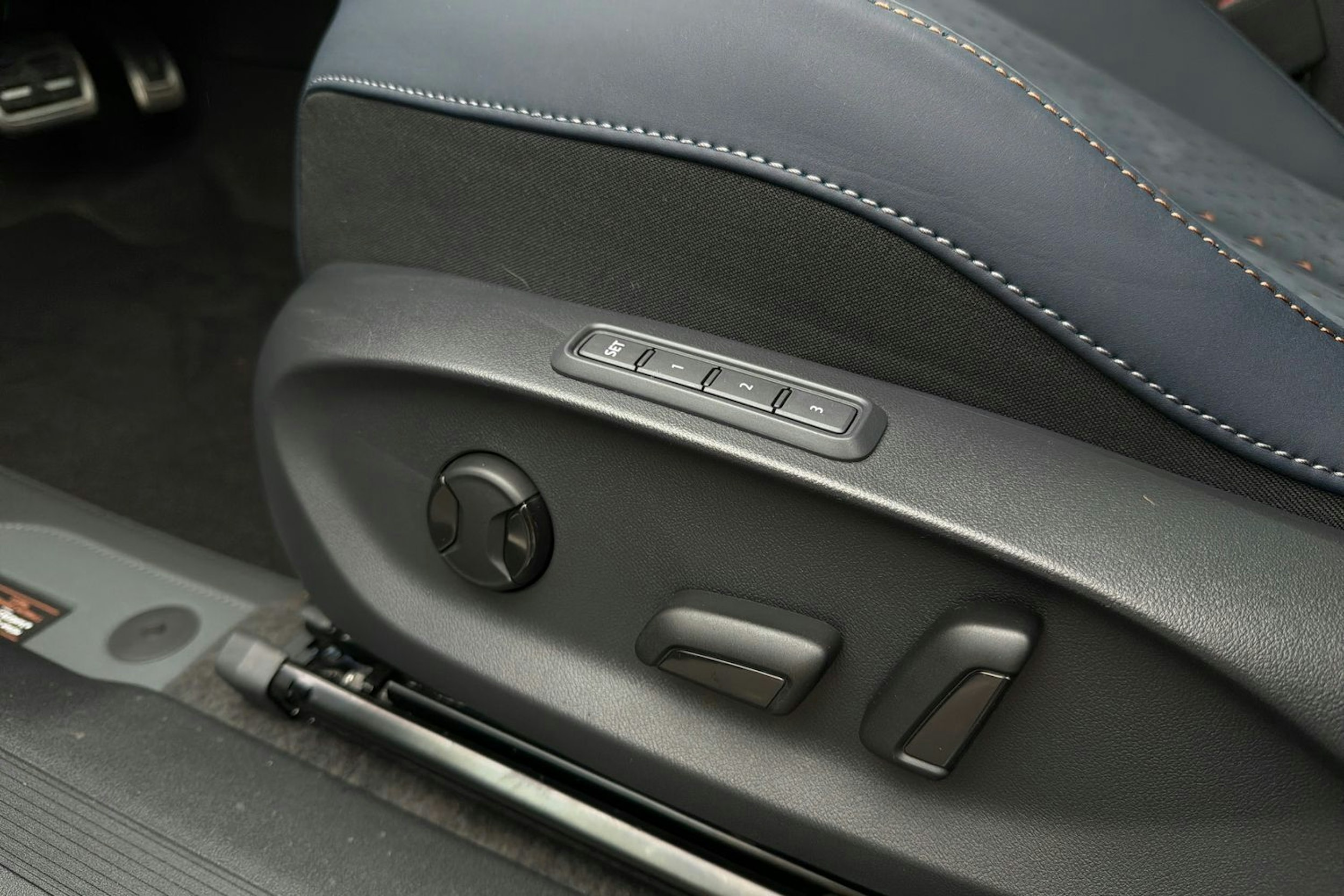 ruskea (beige) CUPRA Tavascan 2025 kuva 11.