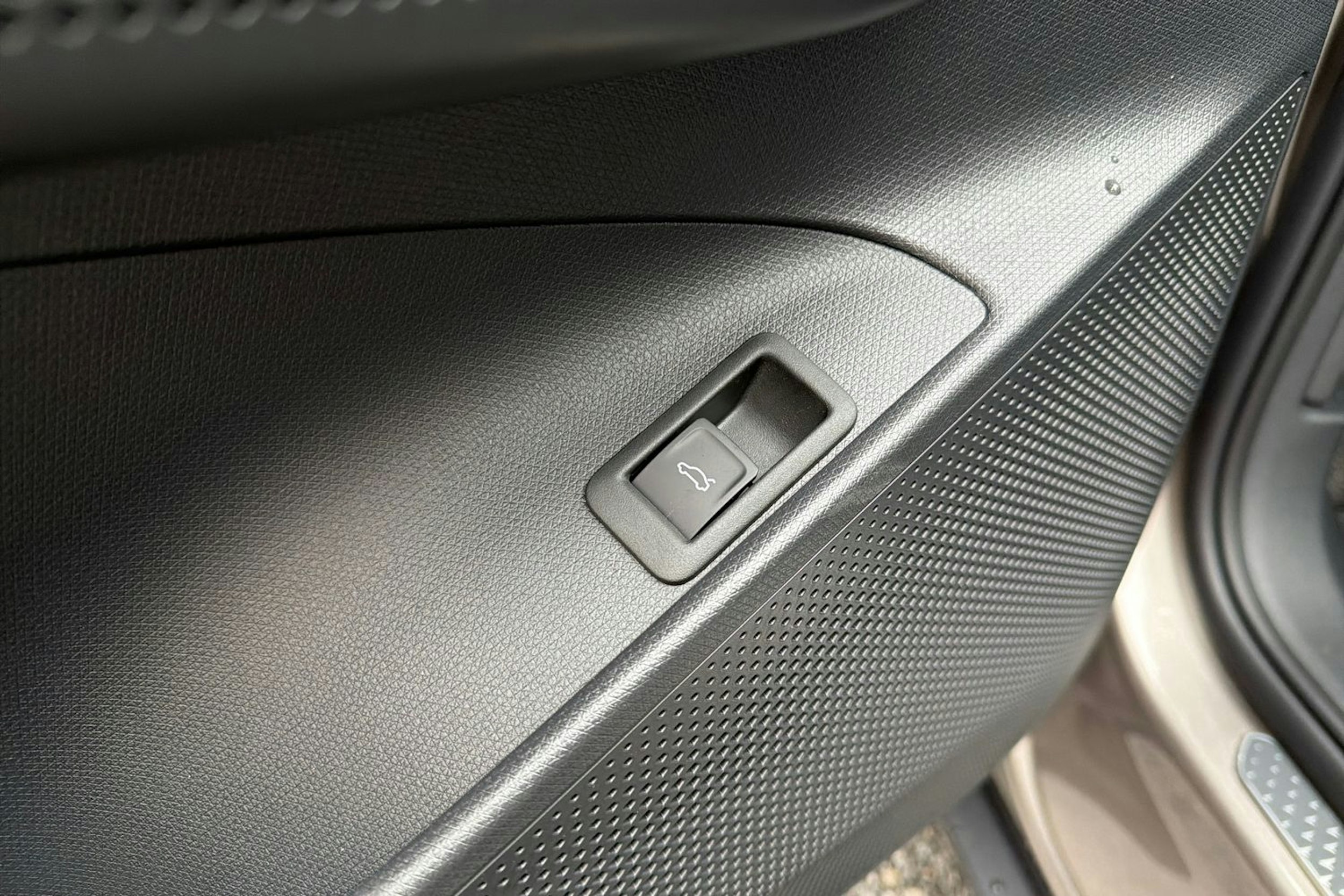 ruskea (beige) CUPRA Tavascan 2025 kuva 15.