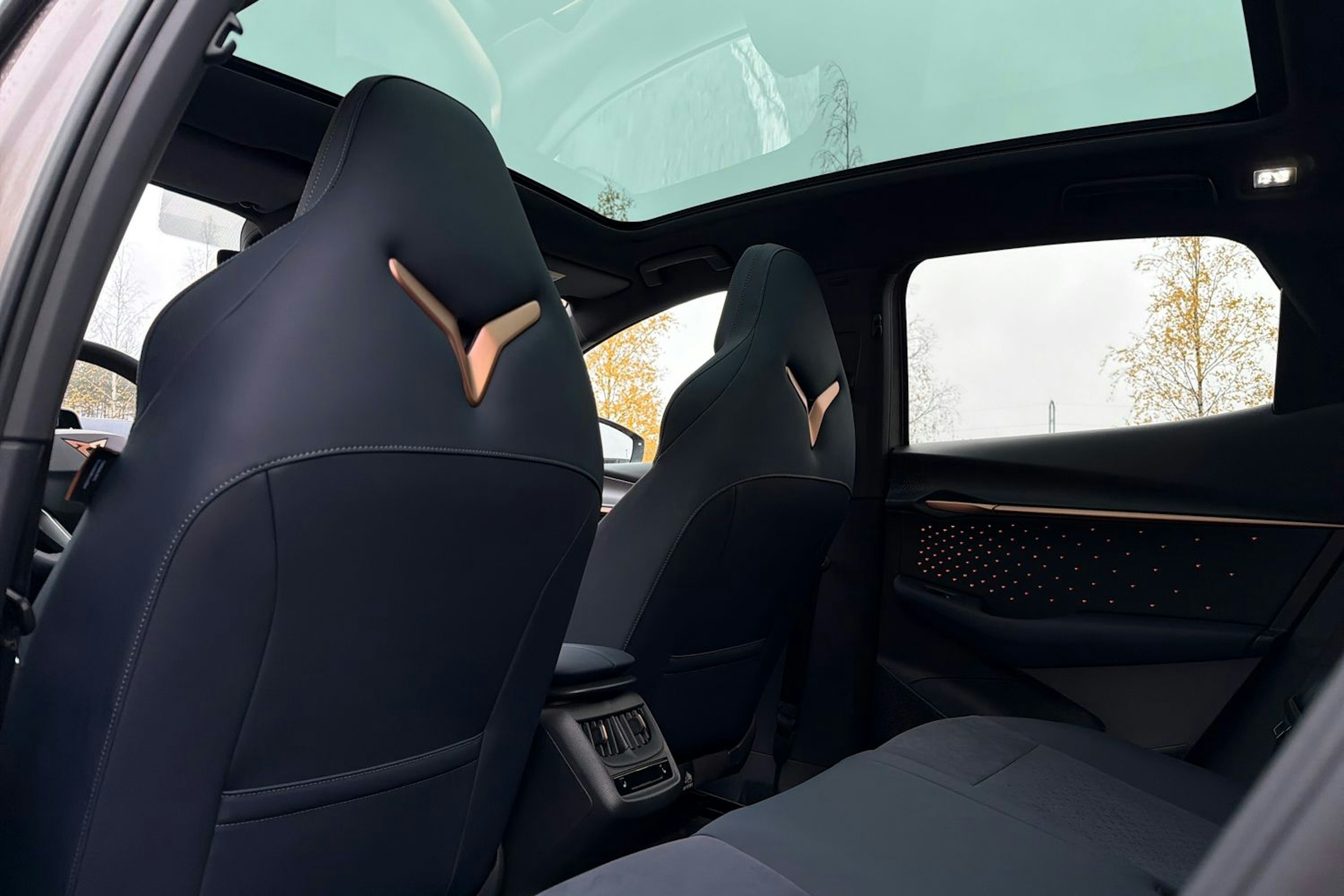 ruskea (beige) CUPRA Tavascan 2025 kuva 16.