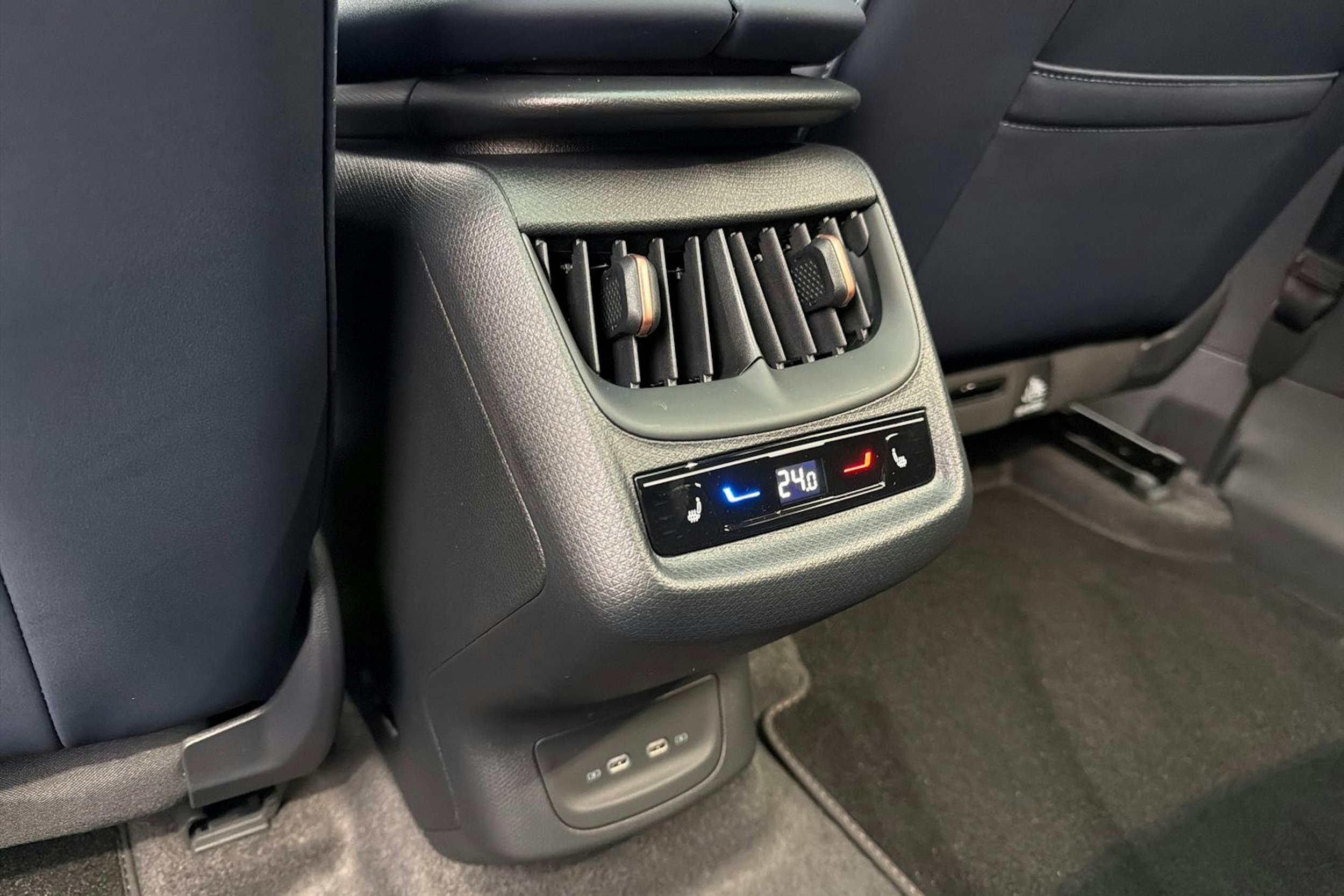 ruskea (beige) CUPRA Tavascan 2025 kuva 17.