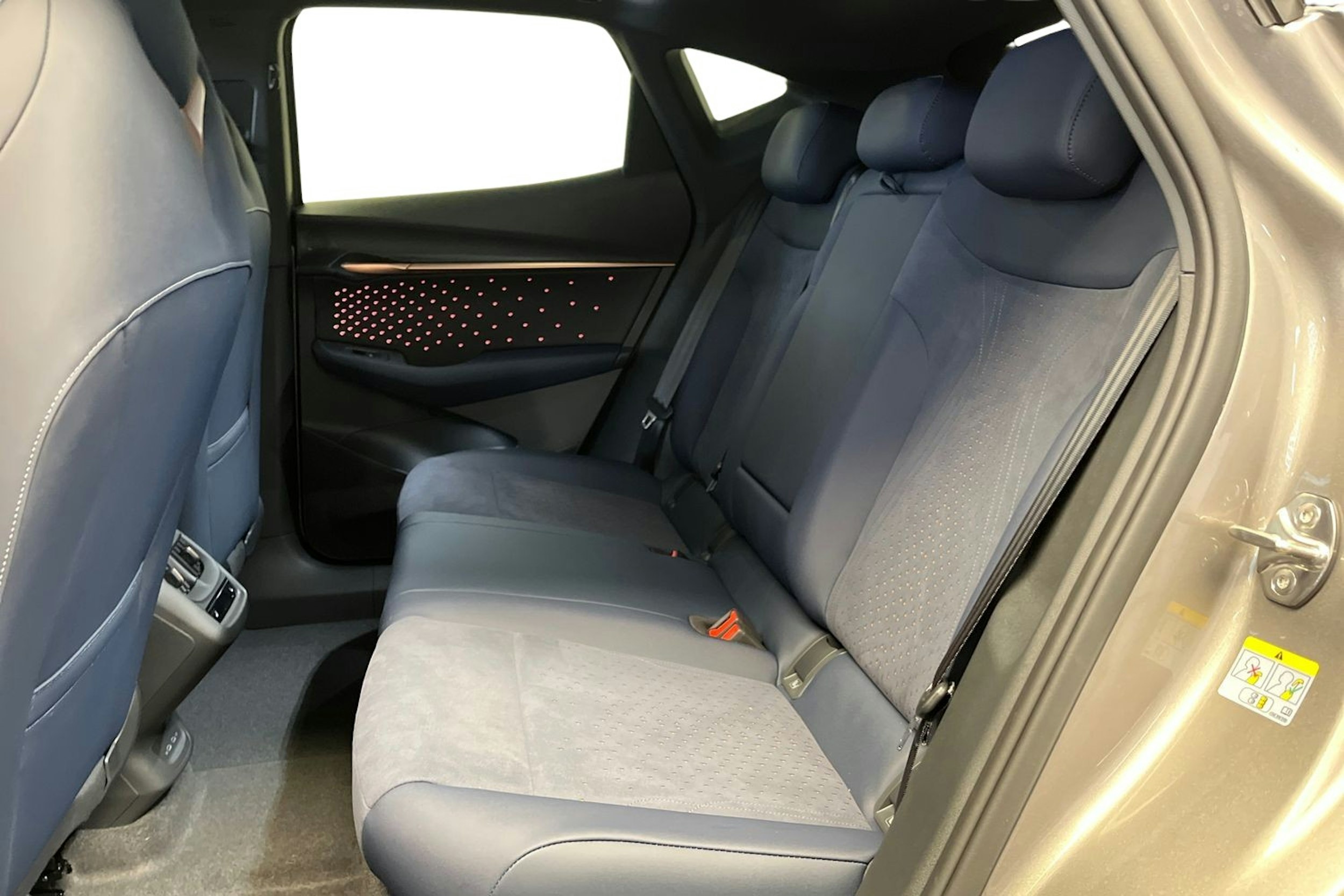 ruskea (beige) CUPRA Tavascan 2025 kuva 8.