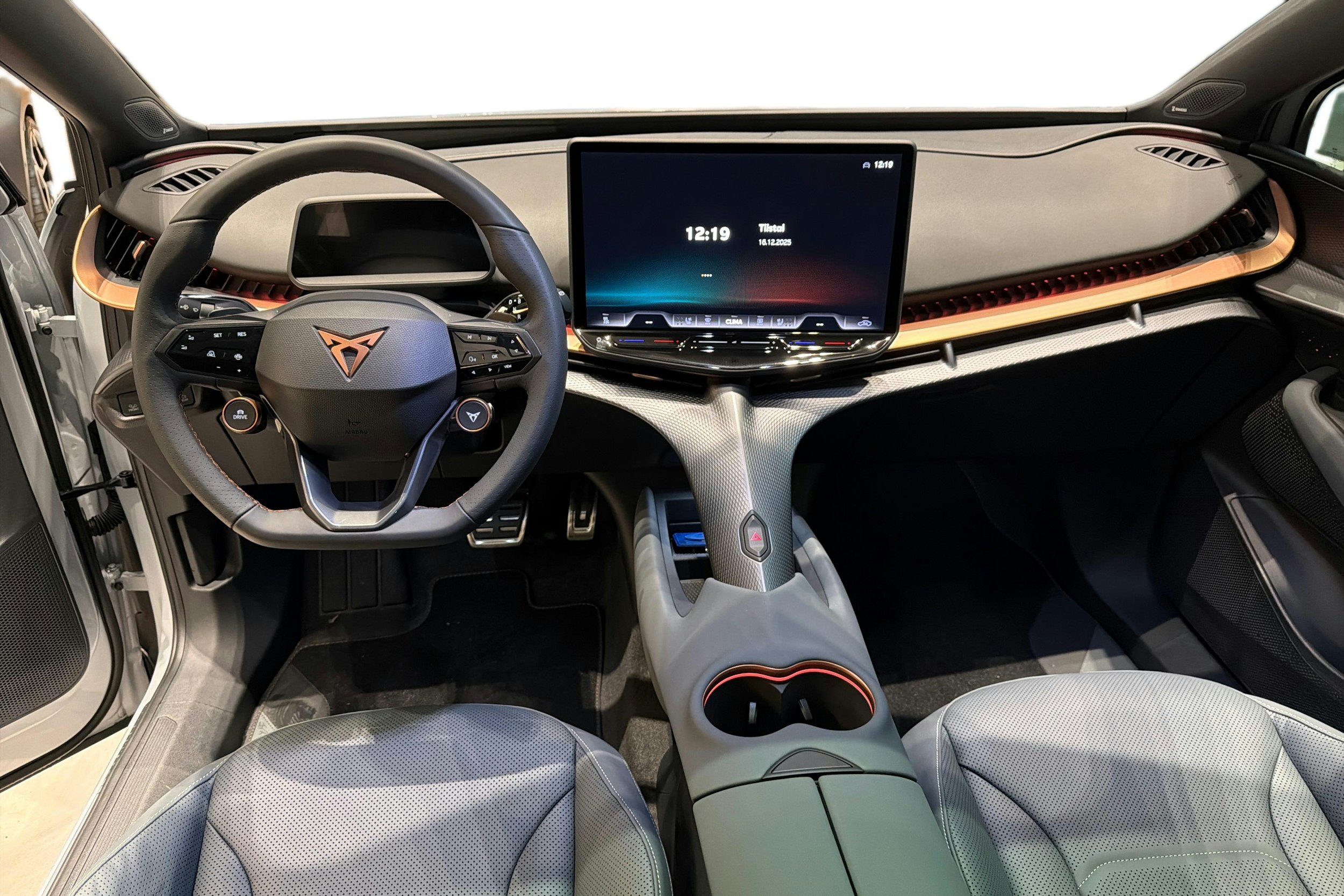 harmaa CUPRA Tavascan 2025 kuva 7.