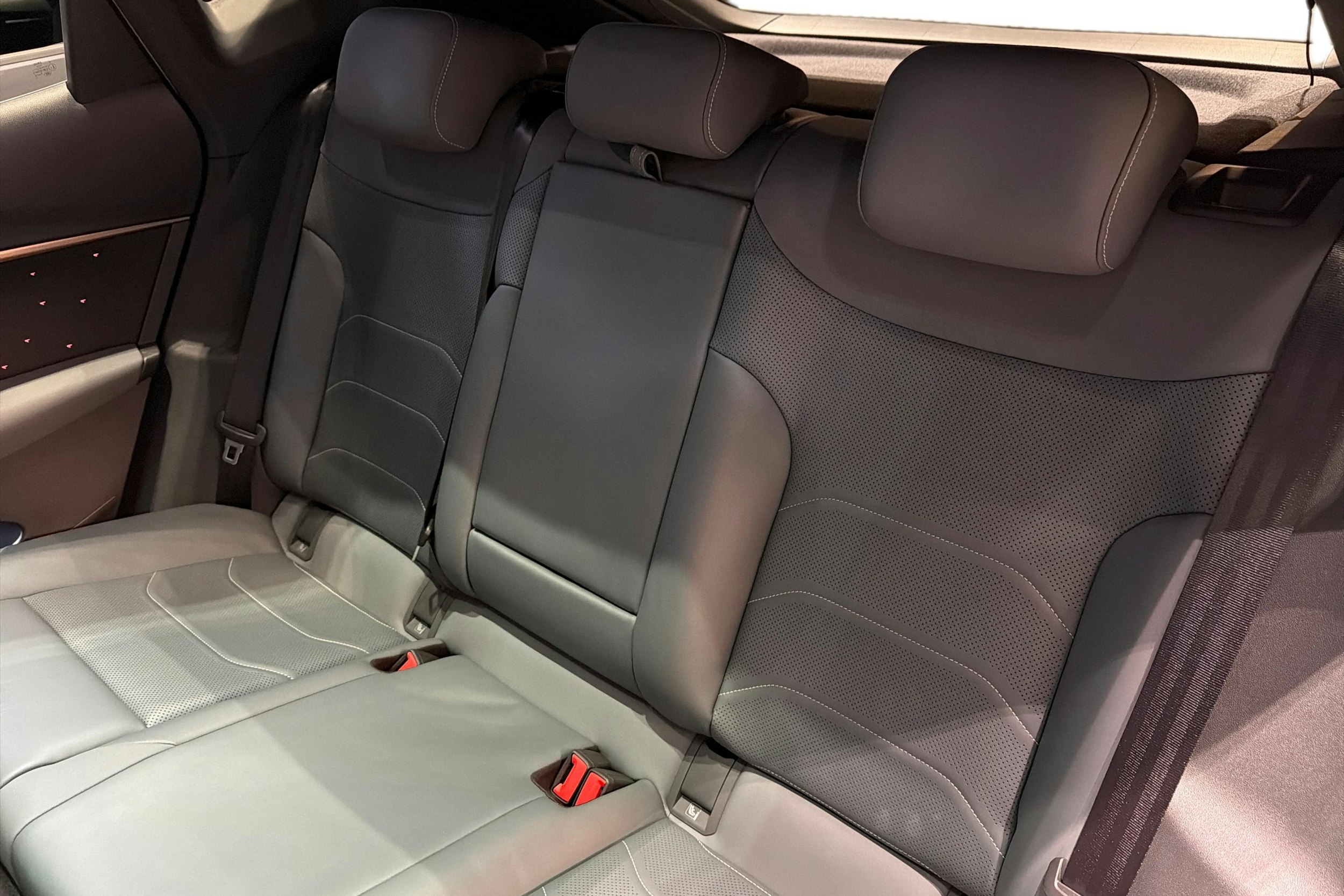 harmaa CUPRA Tavascan 2025 kuva 8.