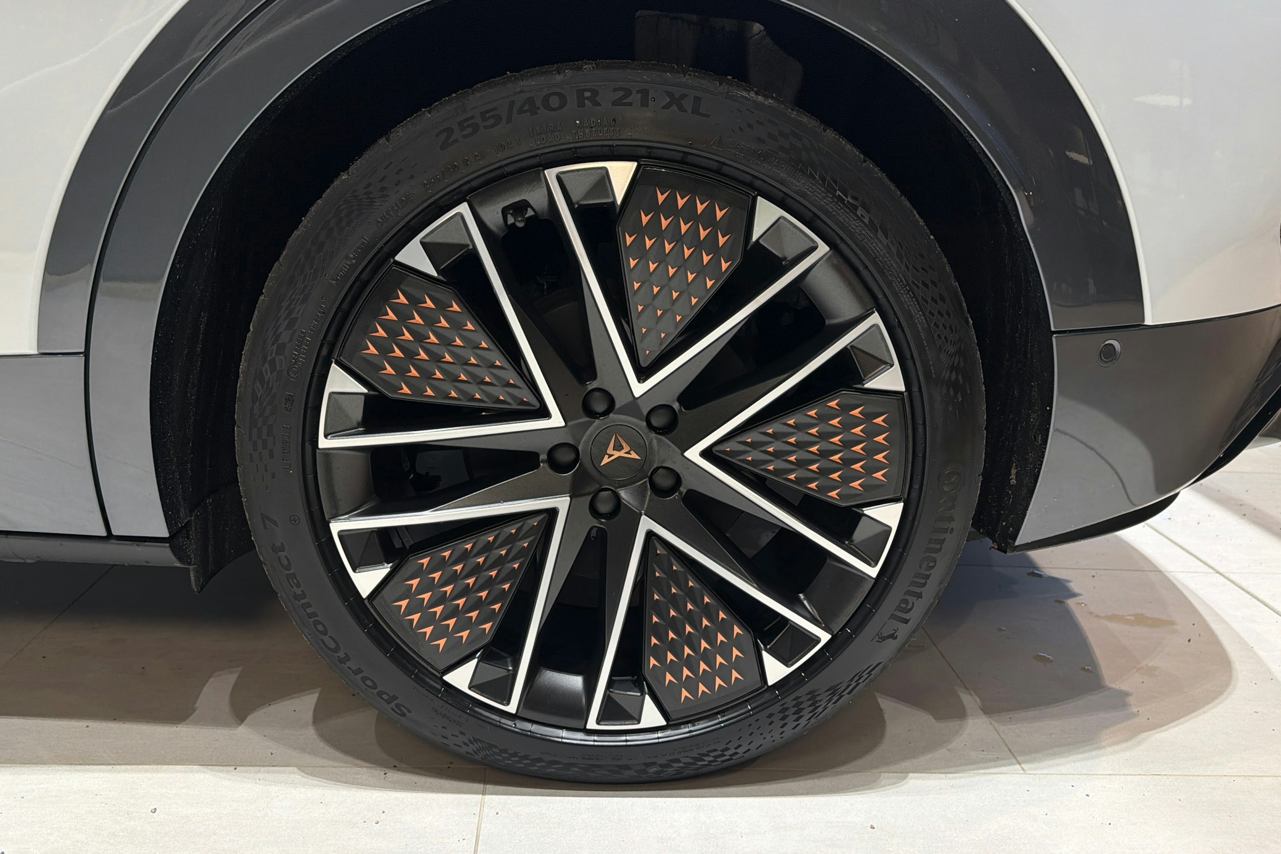 harmaa CUPRA Tavascan 2025 kuva 10.