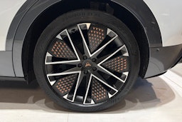 harmaa CUPRA Tavascan 2025 kuva 10.