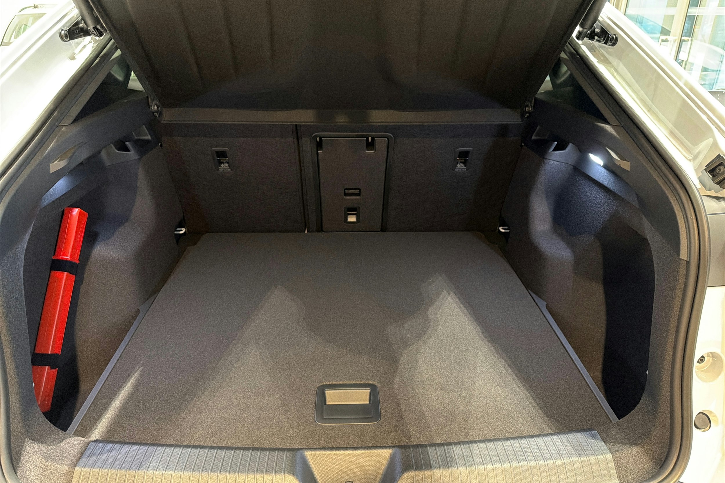 harmaa CUPRA Tavascan 2025 kuva 11.