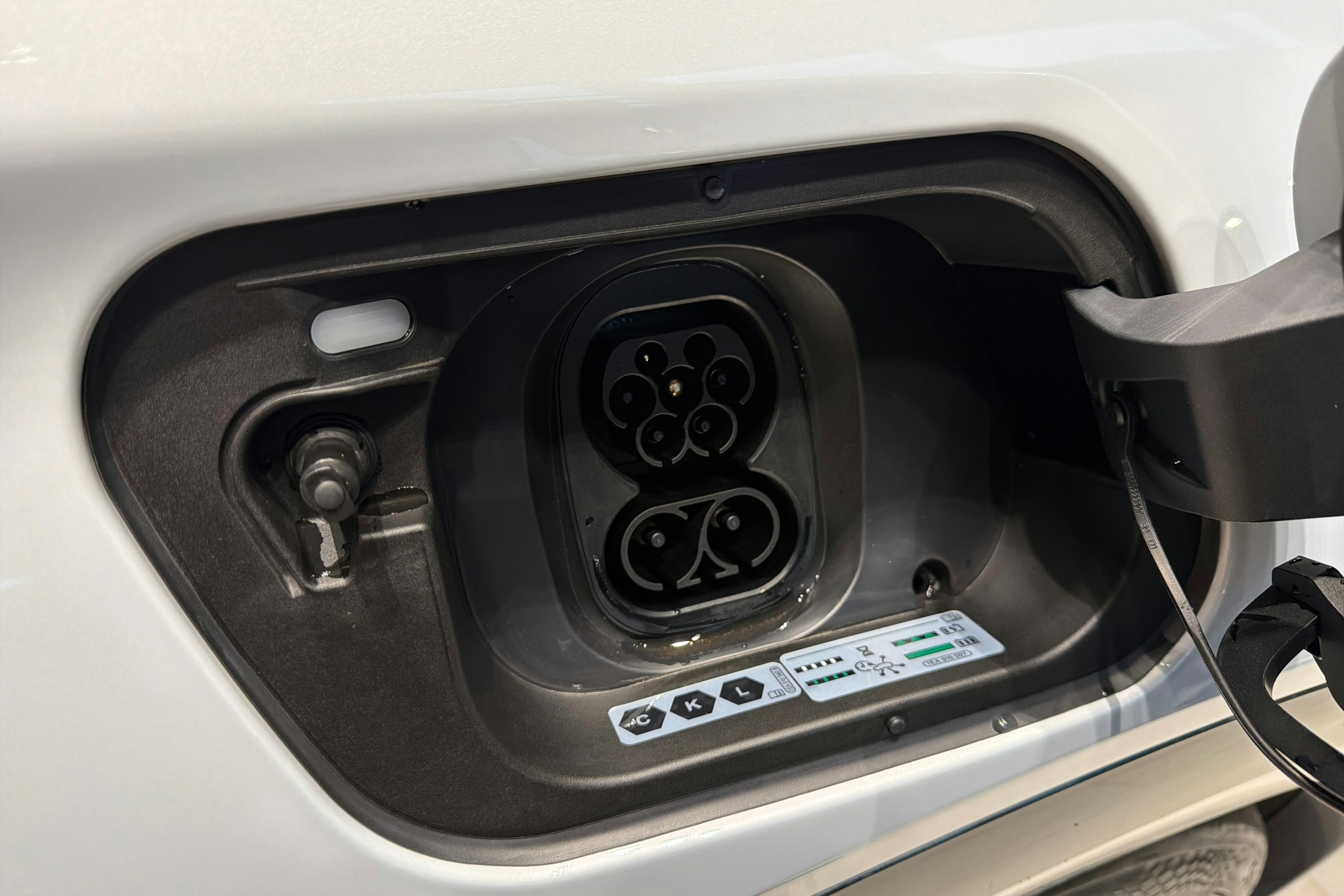 harmaa CUPRA Tavascan 2025 kuva 12.