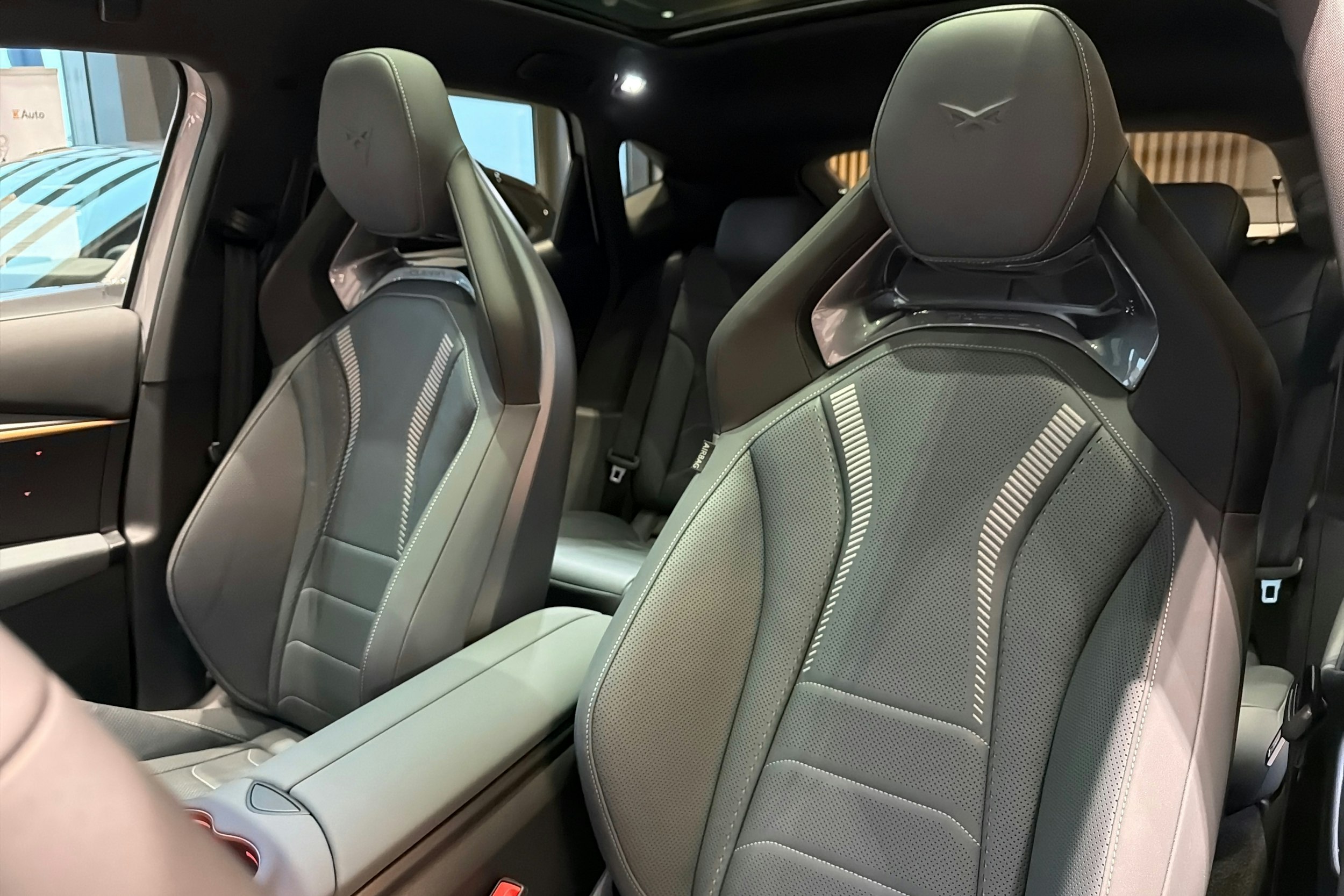 harmaa CUPRA Tavascan 2025 kuva 13.