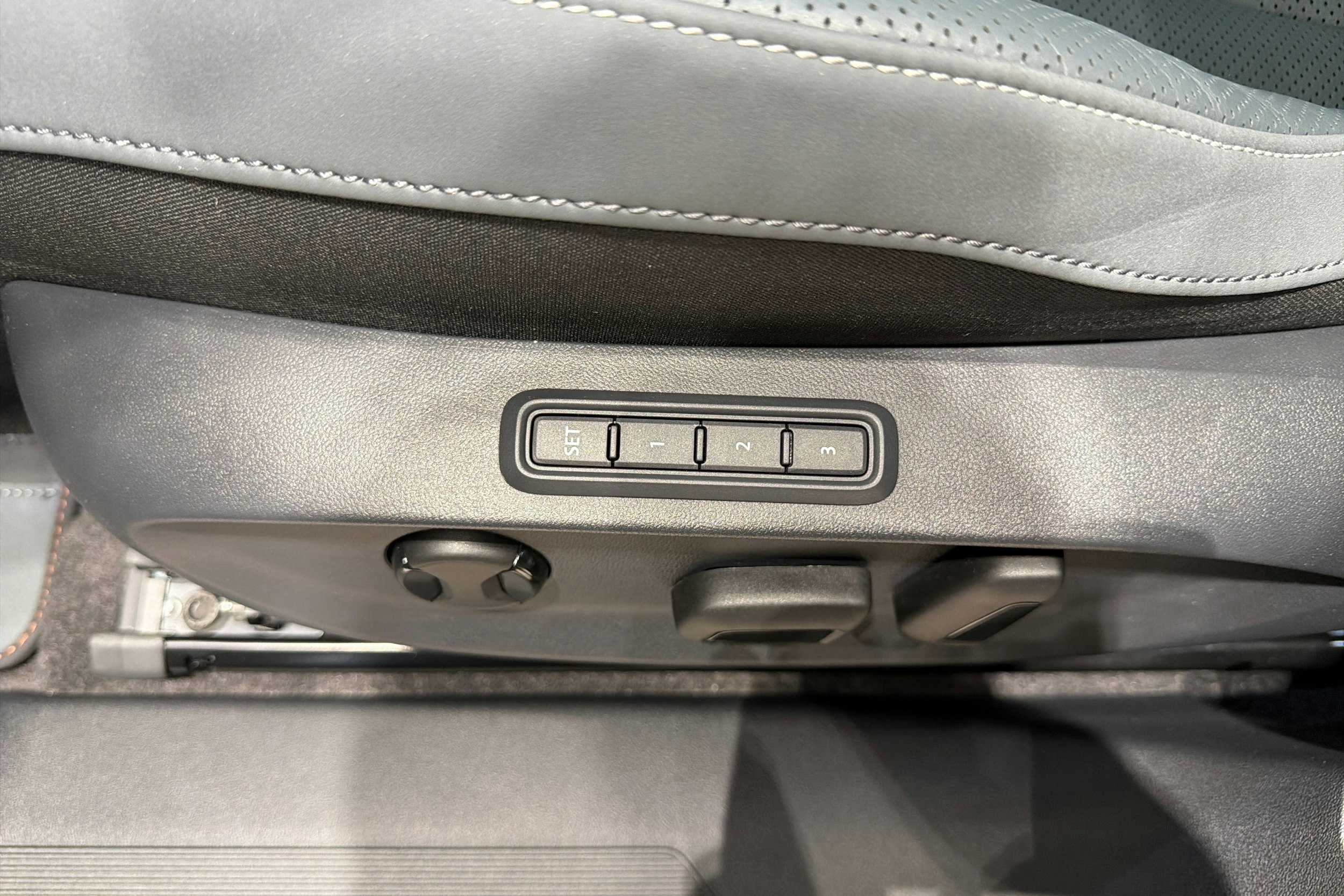 harmaa CUPRA Tavascan 2025 kuva 14.