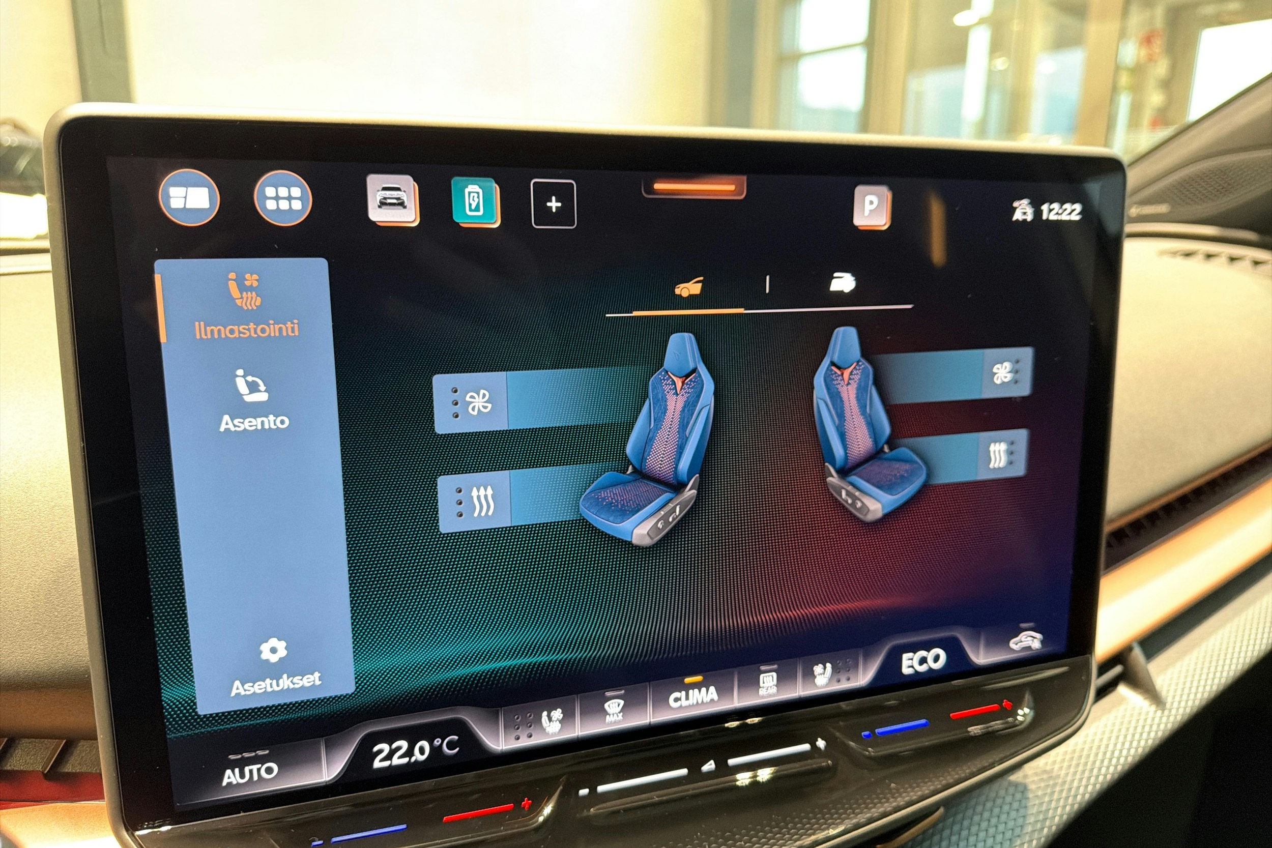 harmaa CUPRA Tavascan 2025 kuva 15.