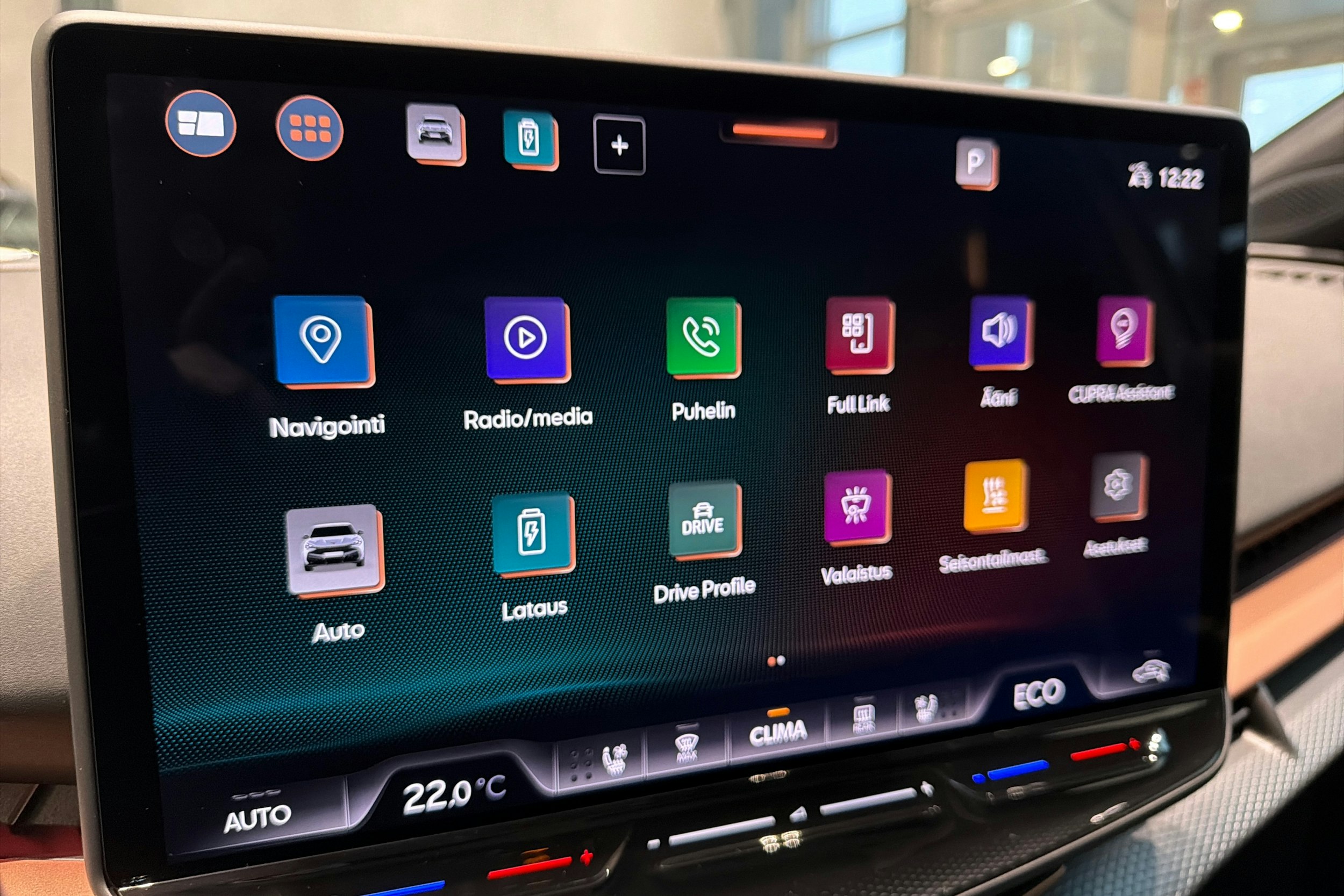 harmaa CUPRA Tavascan 2025 kuva 16.